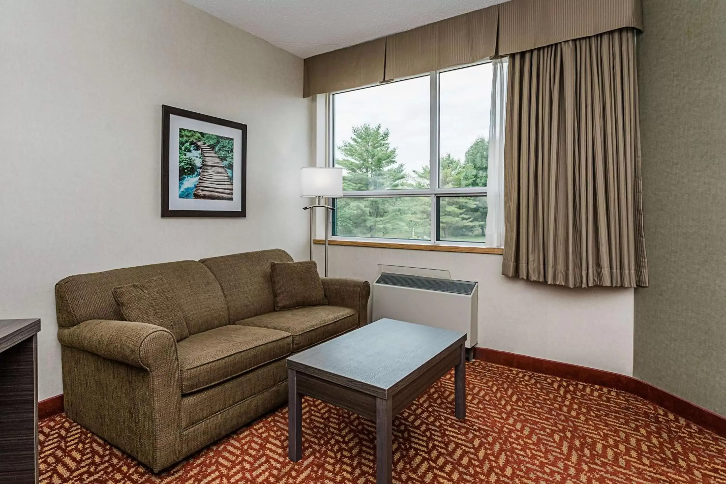 Photo of the whole room, Seating Area in Best Western Inn On The Bay