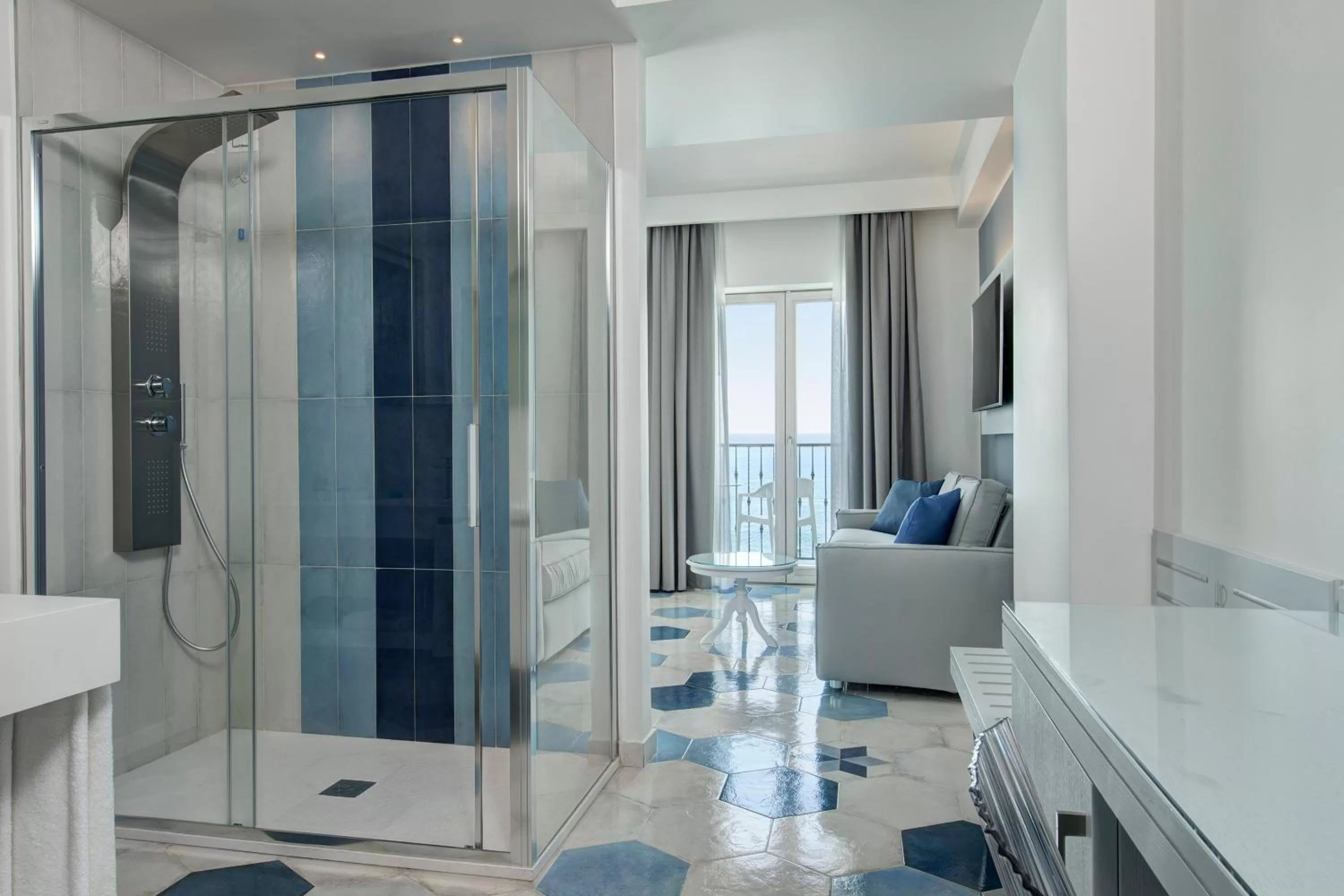 Photo of the whole room in Lloyd's Baia Hotel