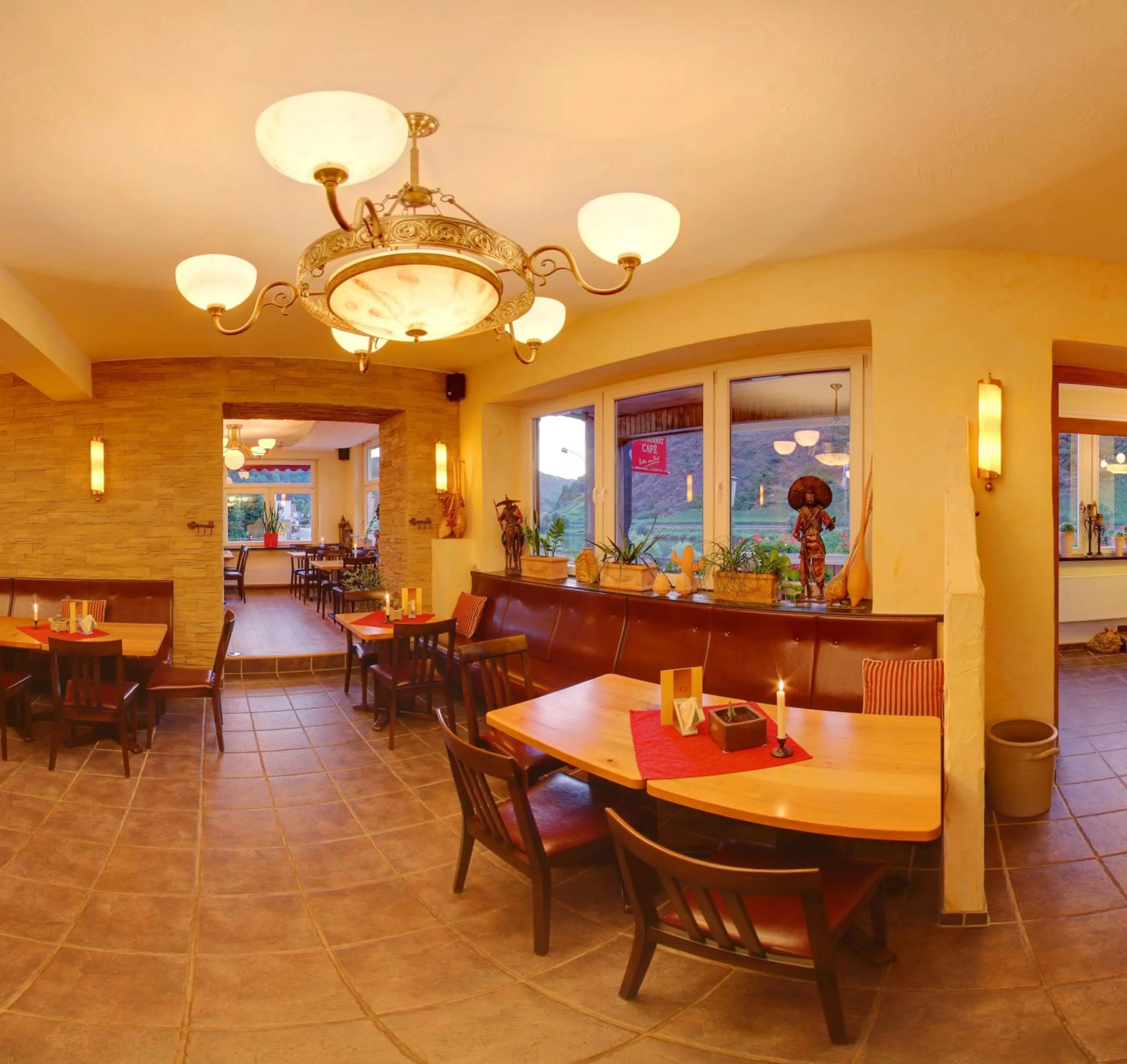 Restaurant/places to eat in Stumbergers Hotel - free parking -