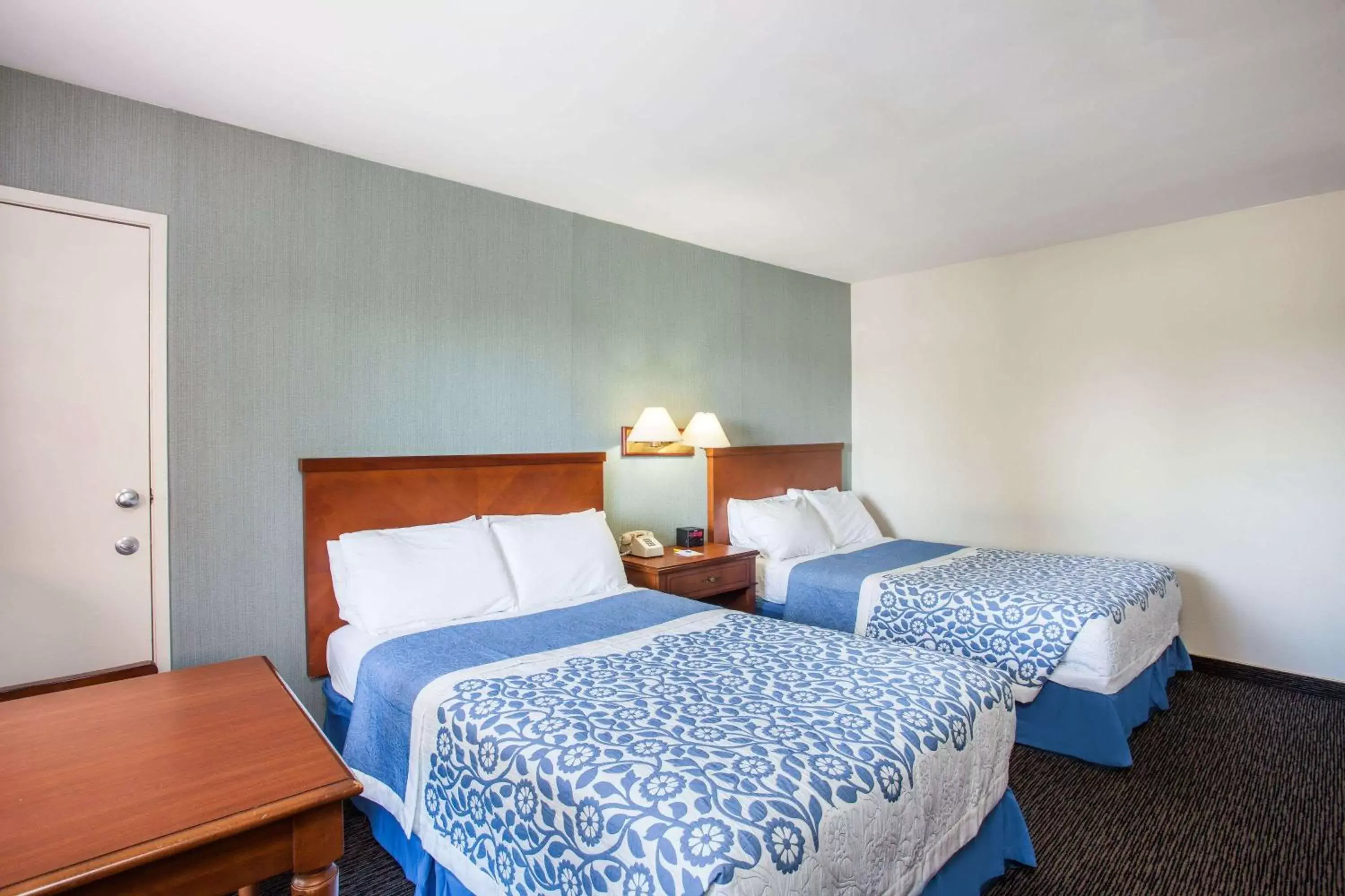 Photo of the whole room, Bed in Days Inn by Wyndham Anaheim Near the Park