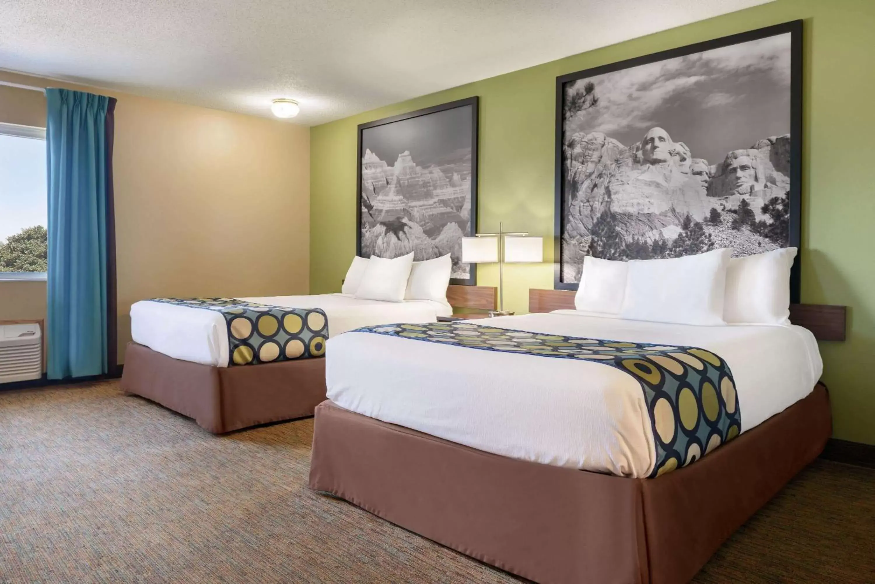 Photo of the whole room, Bed in Super 8 by Wyndham Sioux Falls