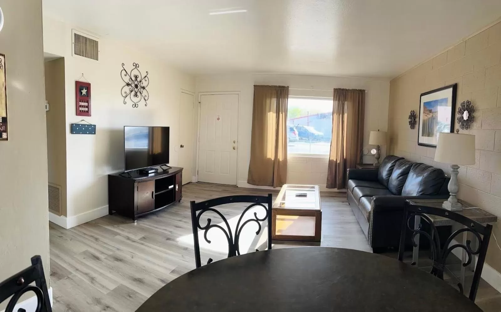 Living room in Lake Powell Motel & Apartments