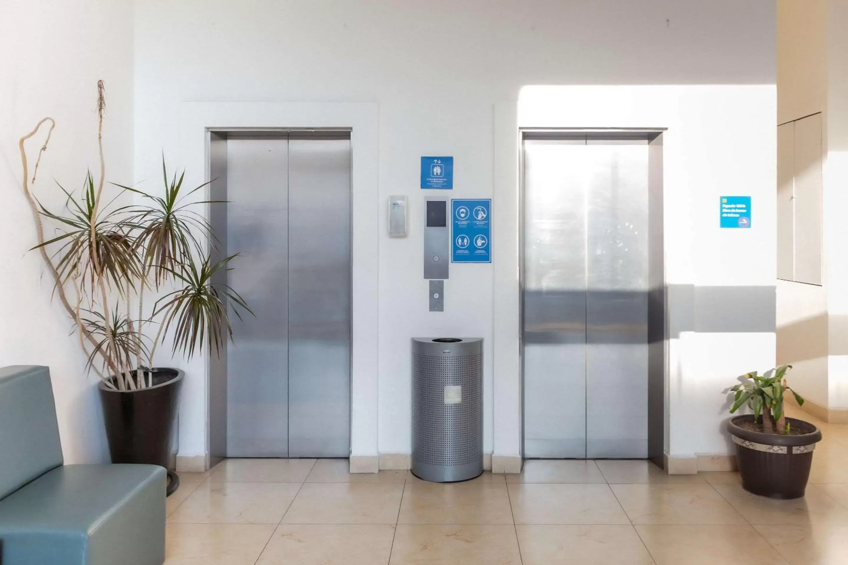 Lobby or reception, Bathroom in Sleep Inn Leon Antares