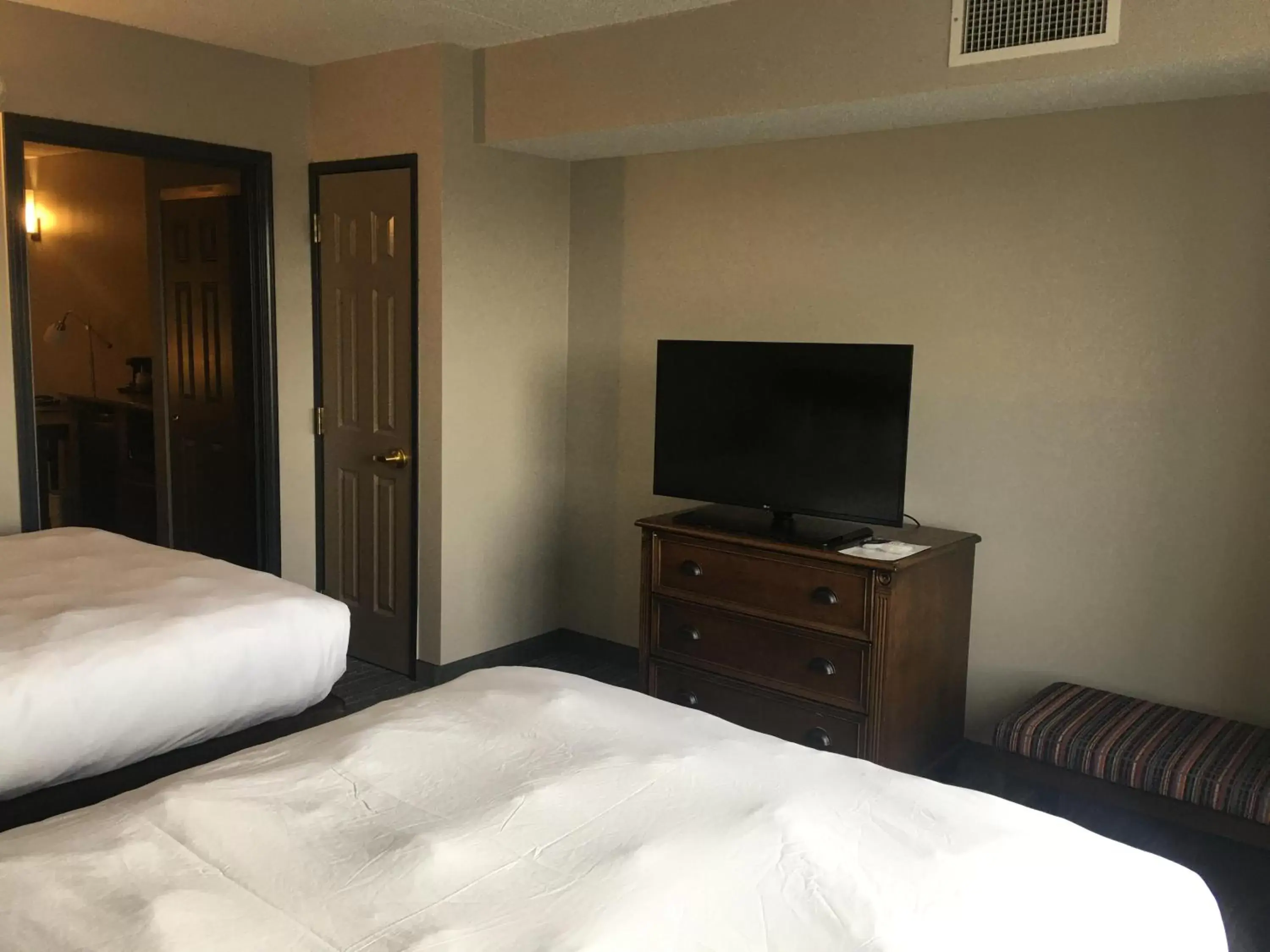 TV and multimedia, Bed in Country Inn & Suites by Radisson, Grand Rapids East, MI