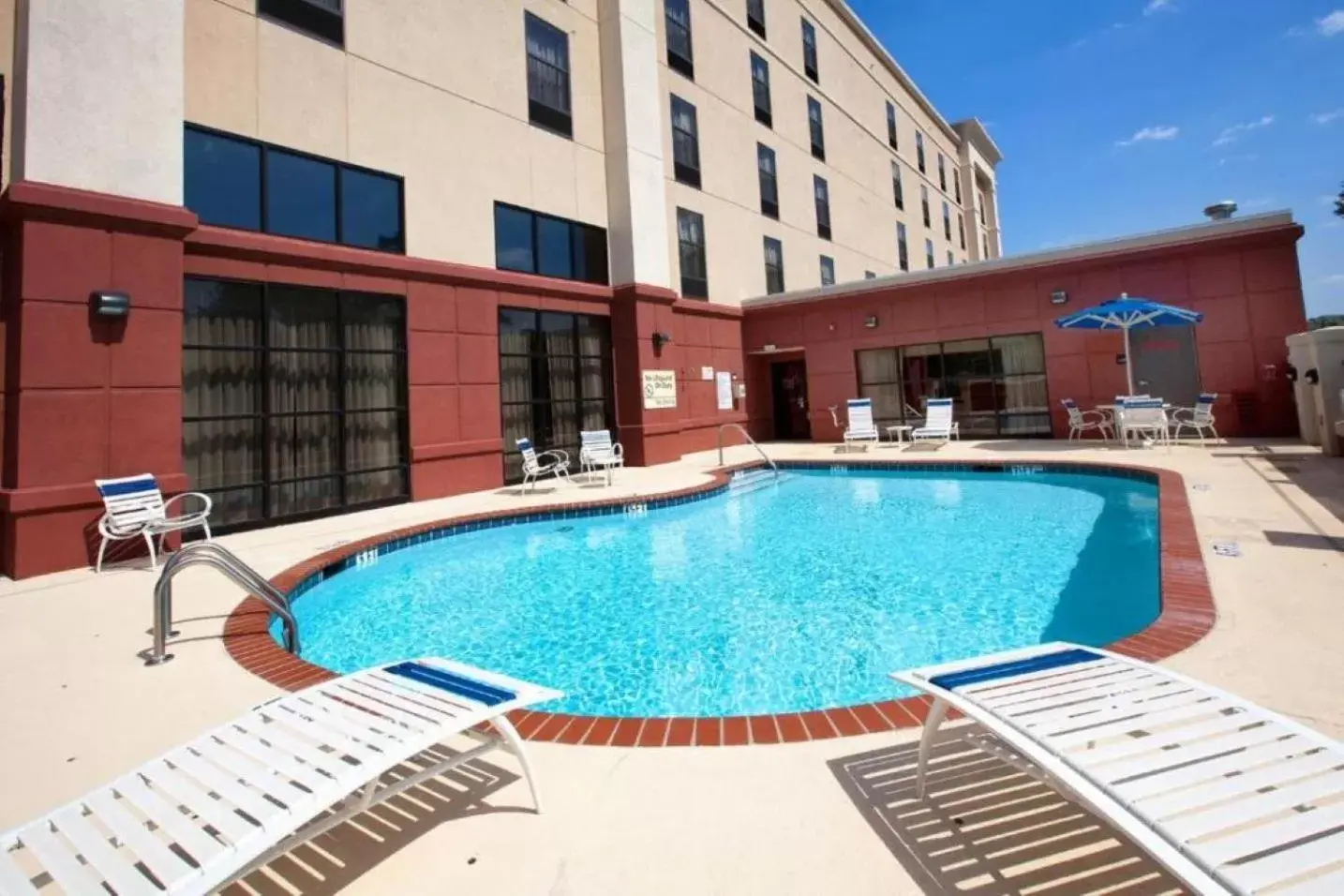 Swimming Pool in Hampton Inn & Suites Burlington