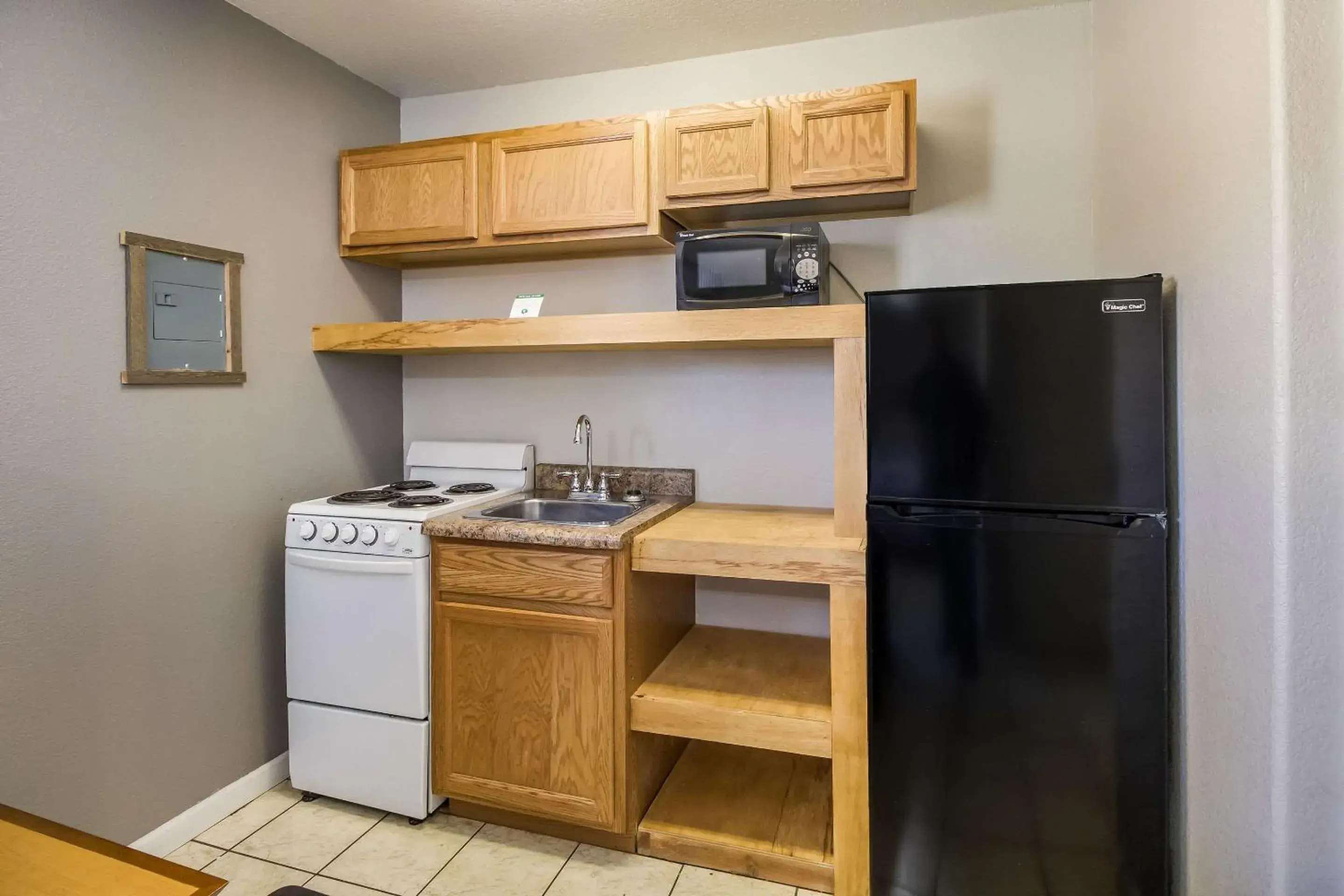 Photo of the whole room, Kitchen/Kitchenette in Rodeway Inn