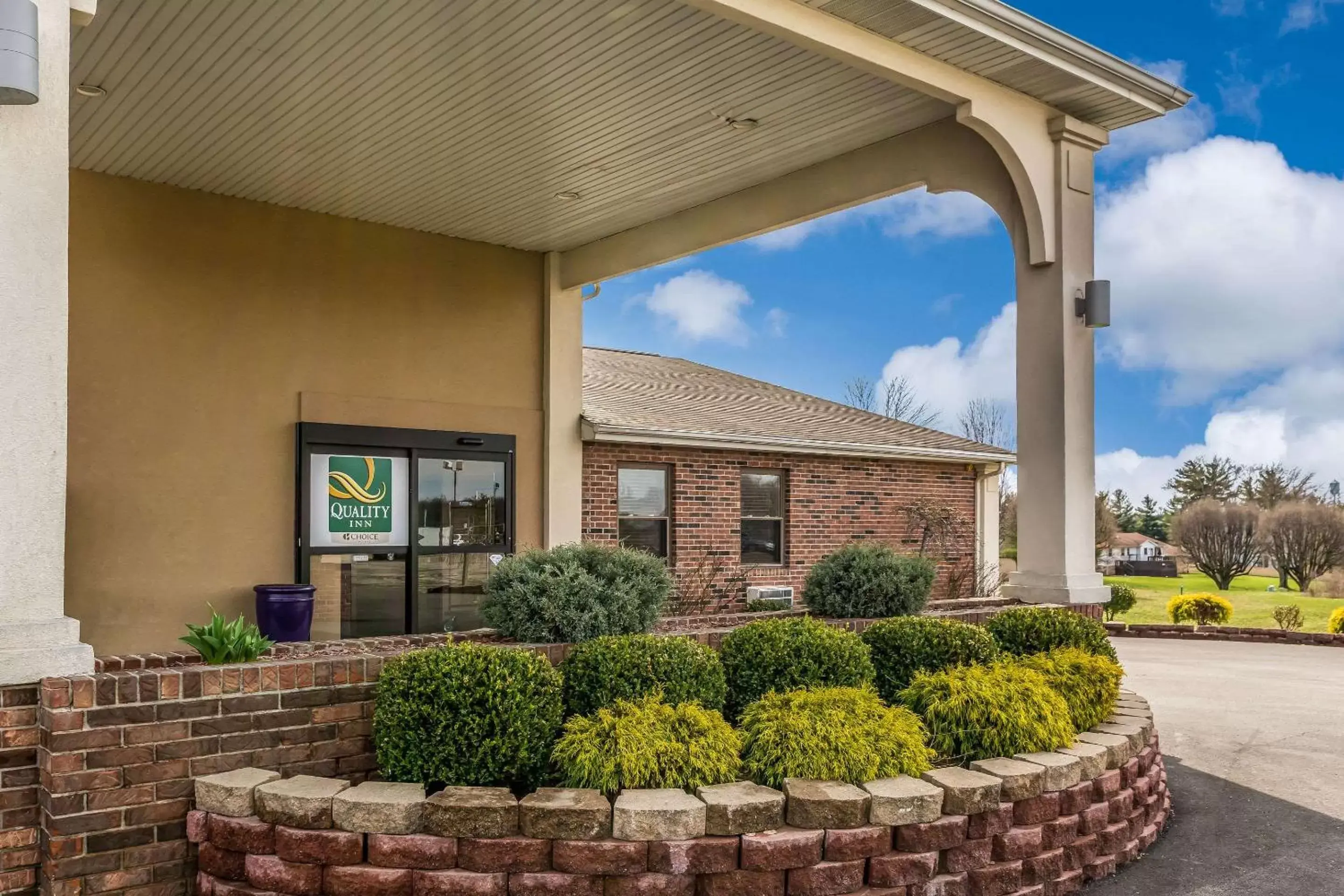 Property building in Quality Inn I-74 Batesville