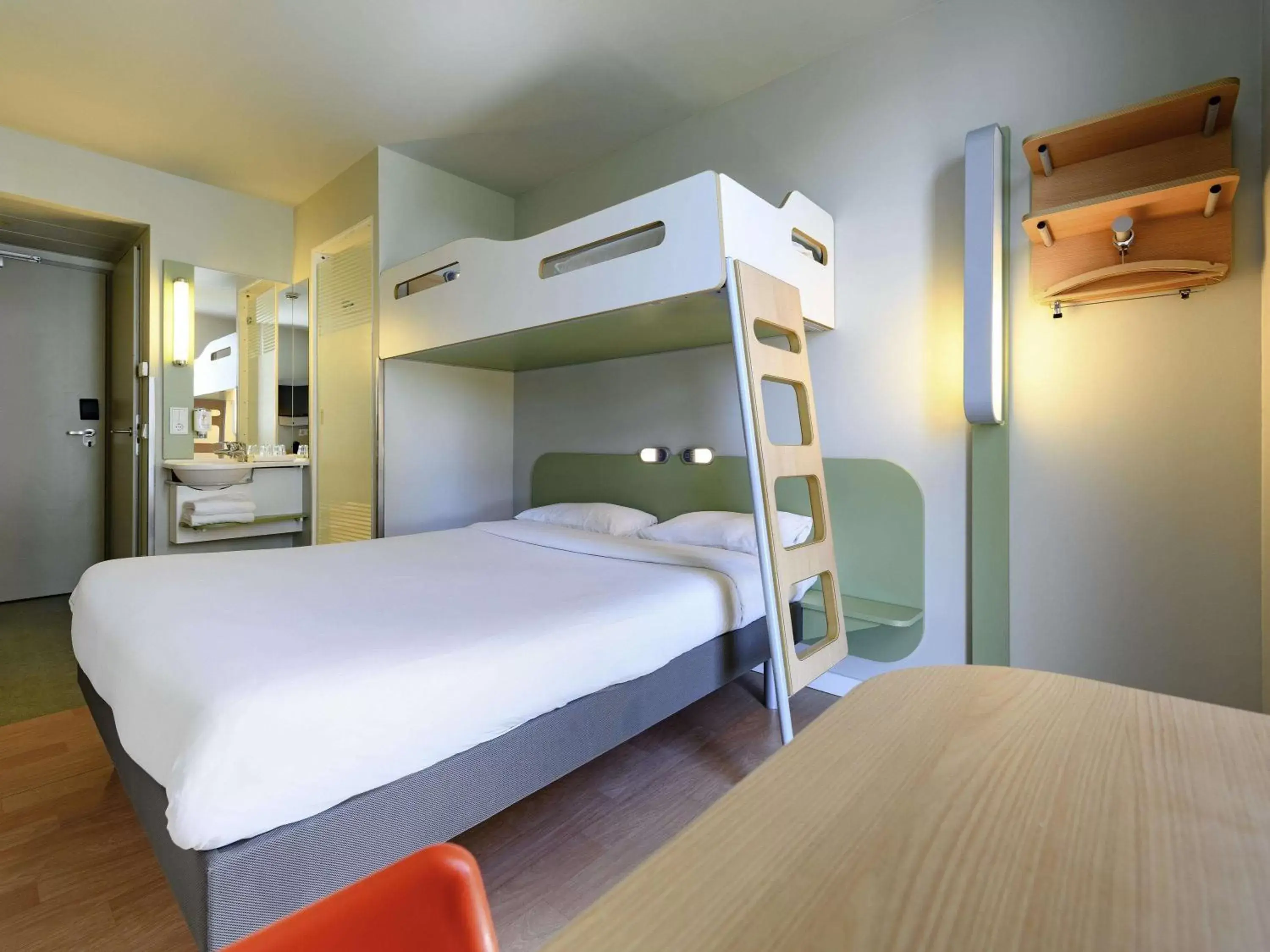 Photo of the whole room, Bunk Bed in ibis budget Muenchen City Olympiapark
