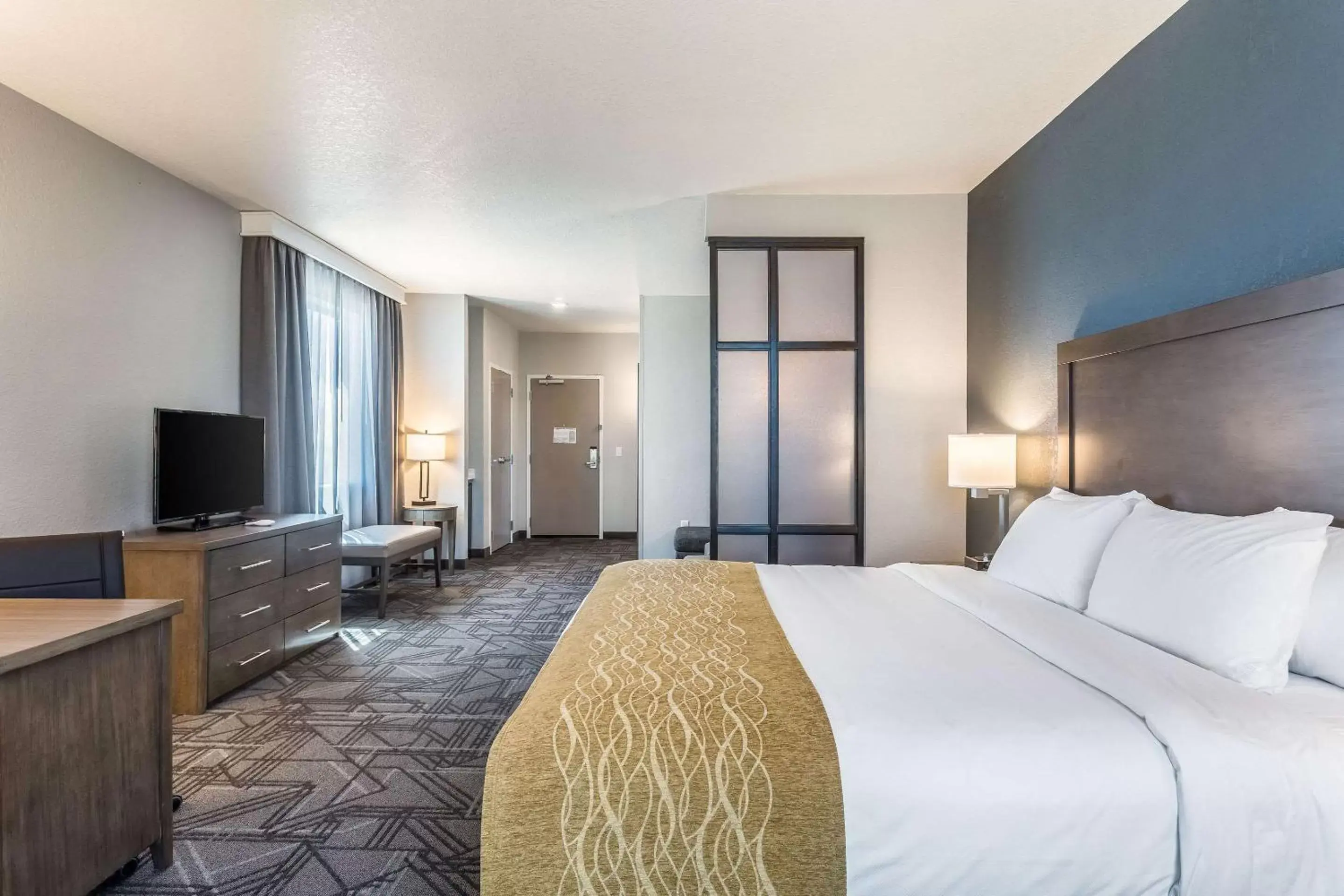 Bedroom, TV/Entertainment Center in Comfort Inn & Suites Salt Lake City Airport