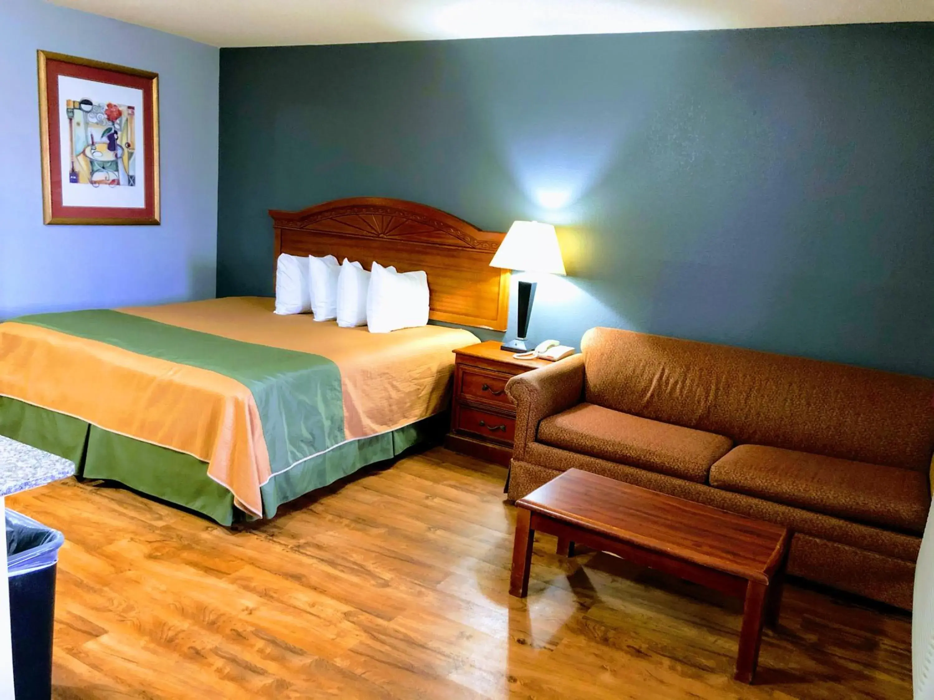 Photo of the whole room, Bed in Americas Best Value Inn Yukon