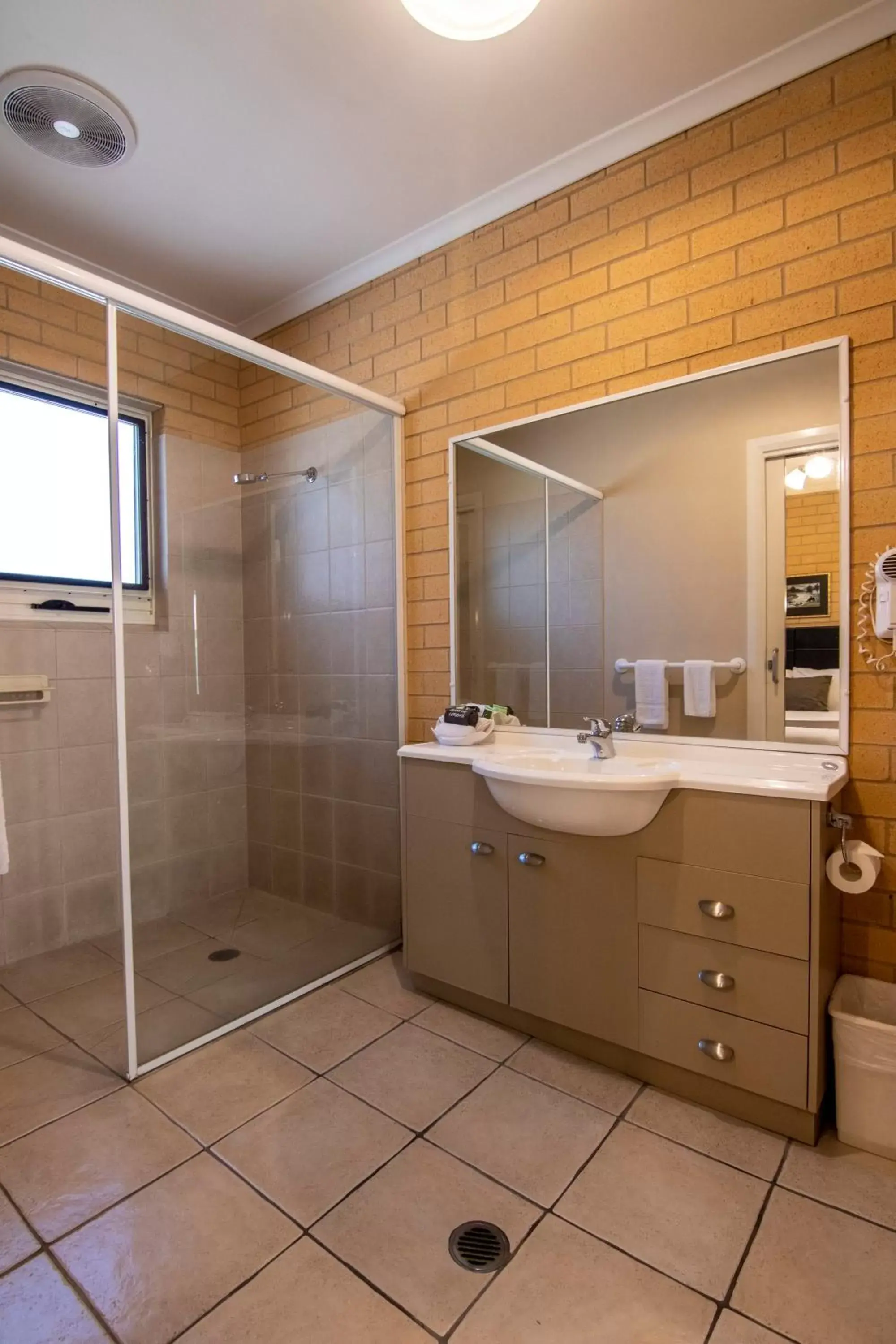 Bathroom in Albury Georgian Motel & Suites