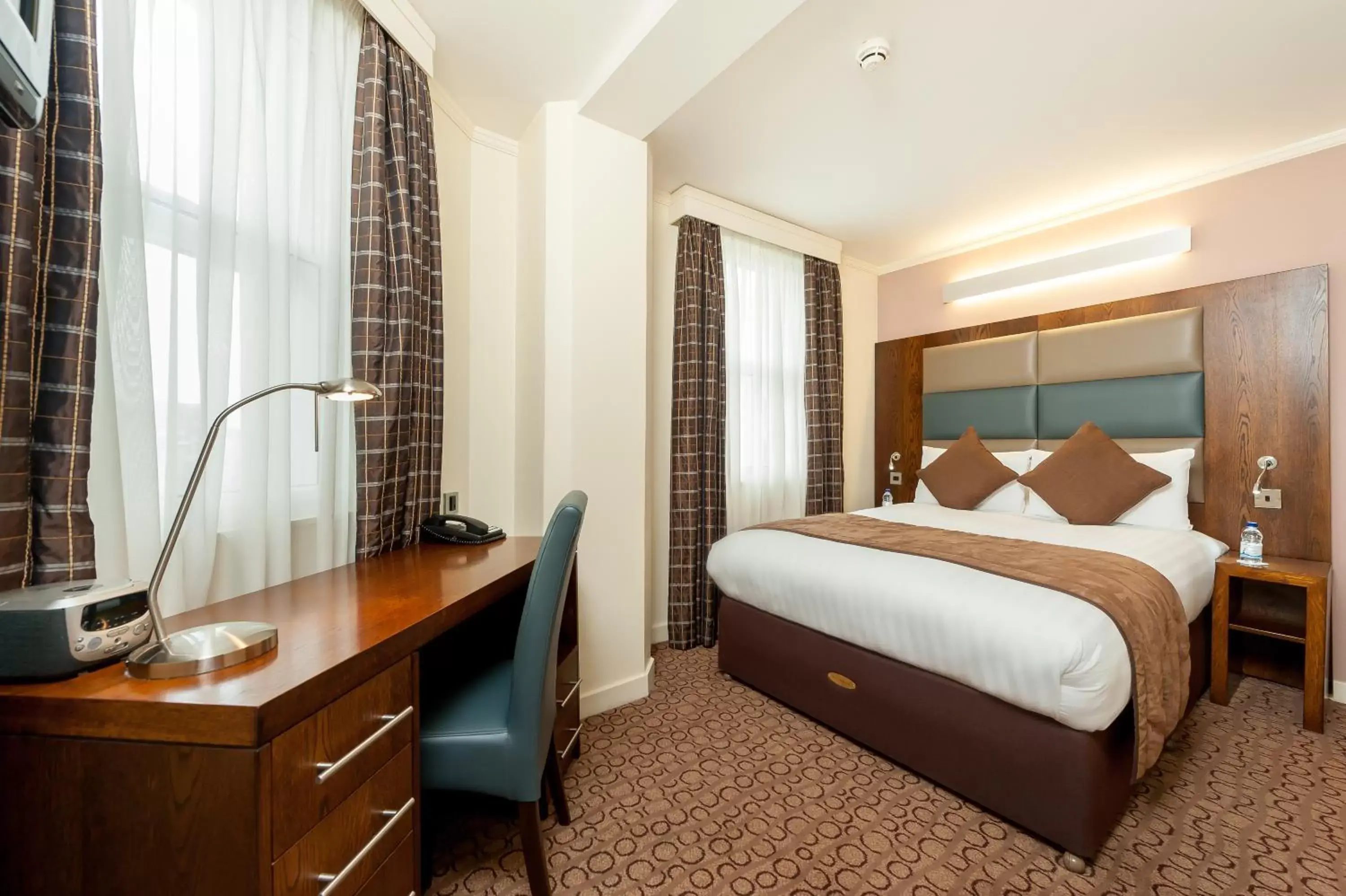 Photo of the whole room, Bed in Mercure London Paddington Hotel
