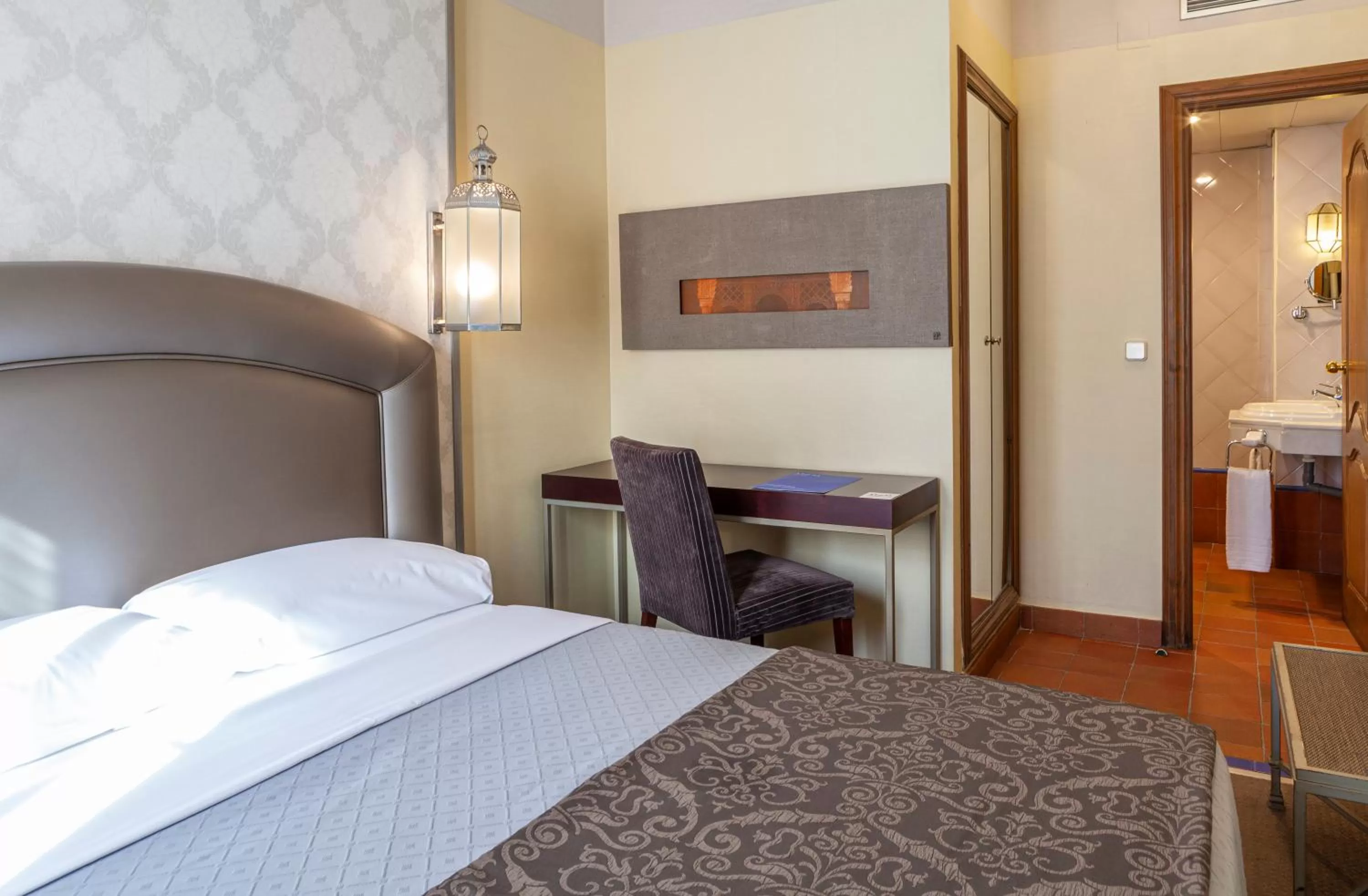 Bathroom, Bed in Hotel Macià Alfaros