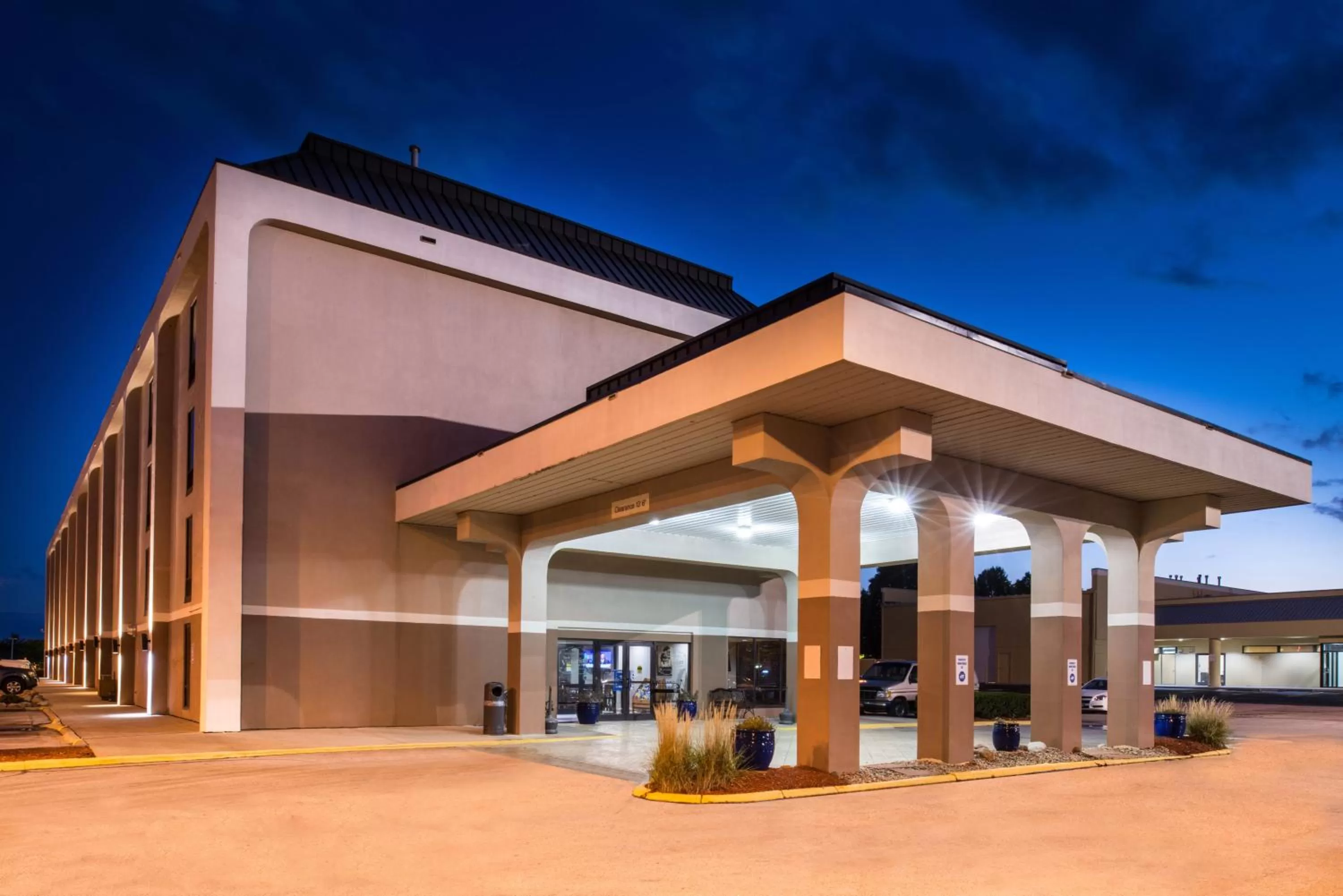 Facade/entrance in New Victorian Inn & Suites Omaha