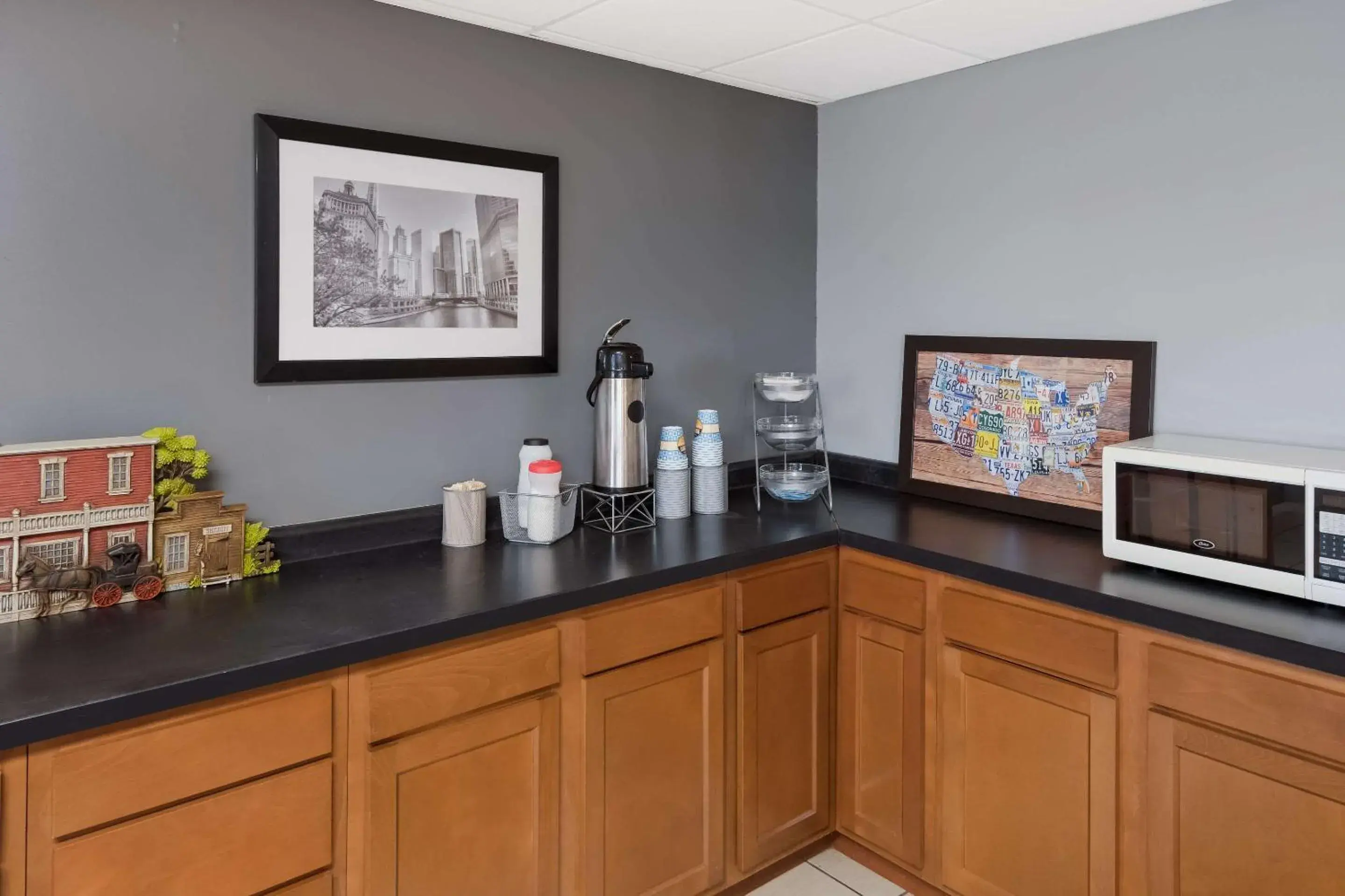 Breakfast, Kitchen/Kitchenette in Rodeway Inn