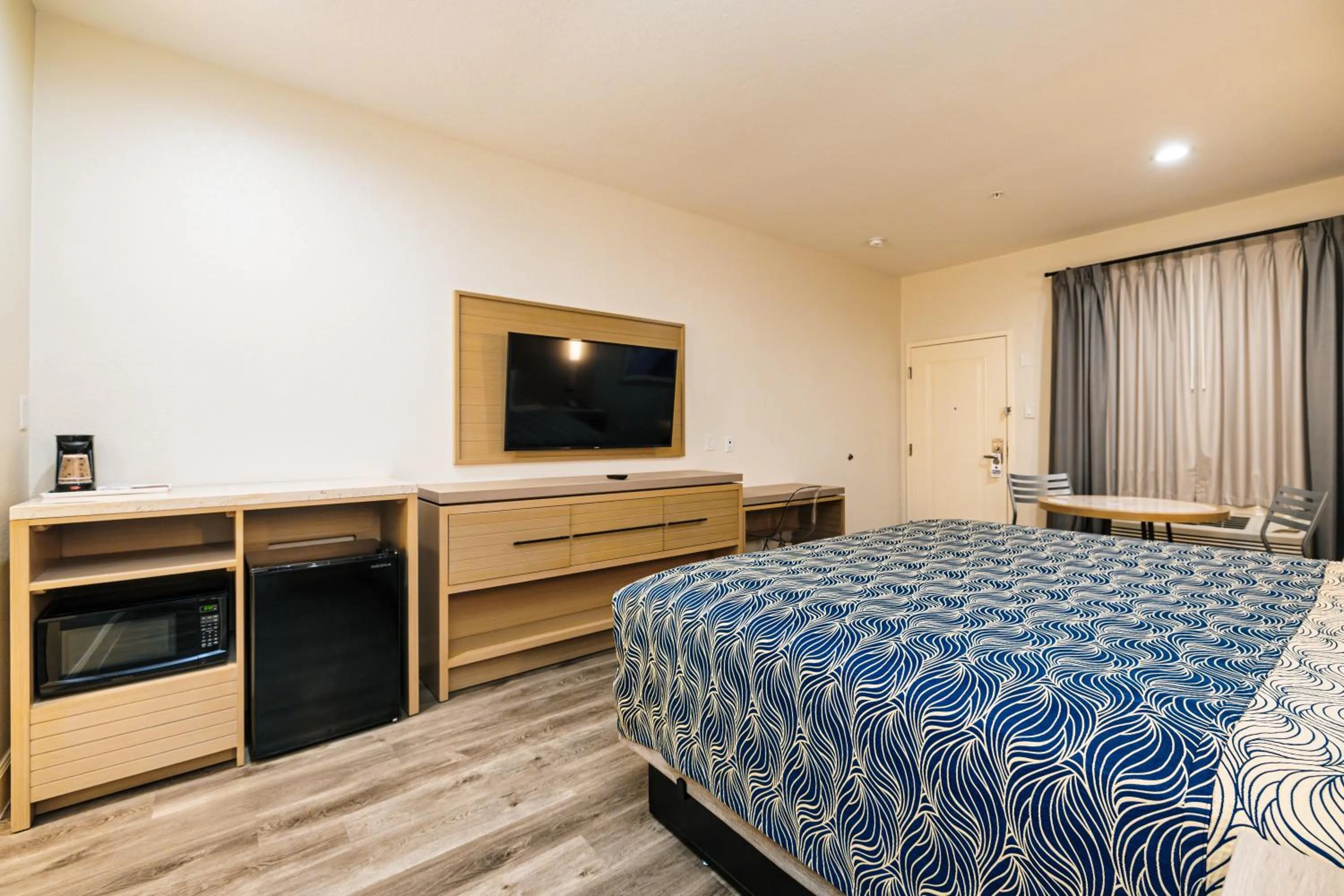 Bed in Palace Inn Blue-IAH East