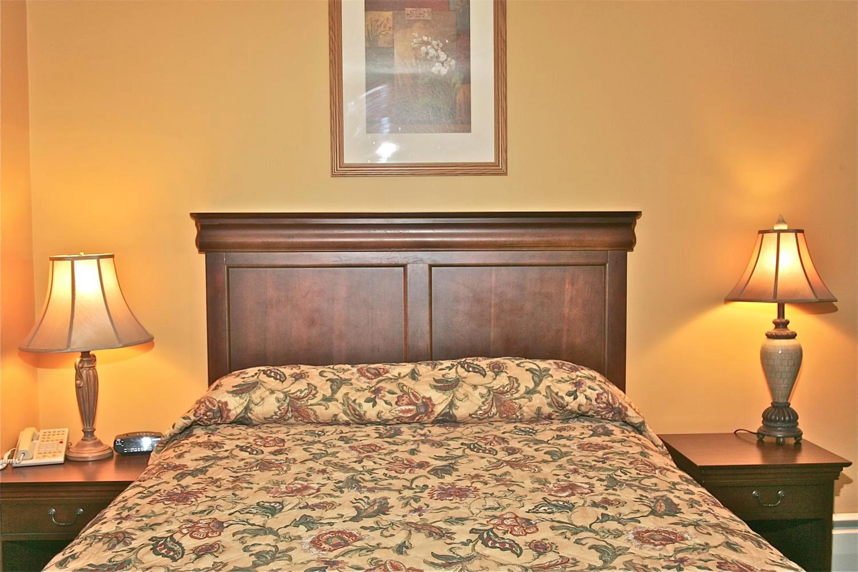 Photo of the whole room, Bed in Stone Fence Resort