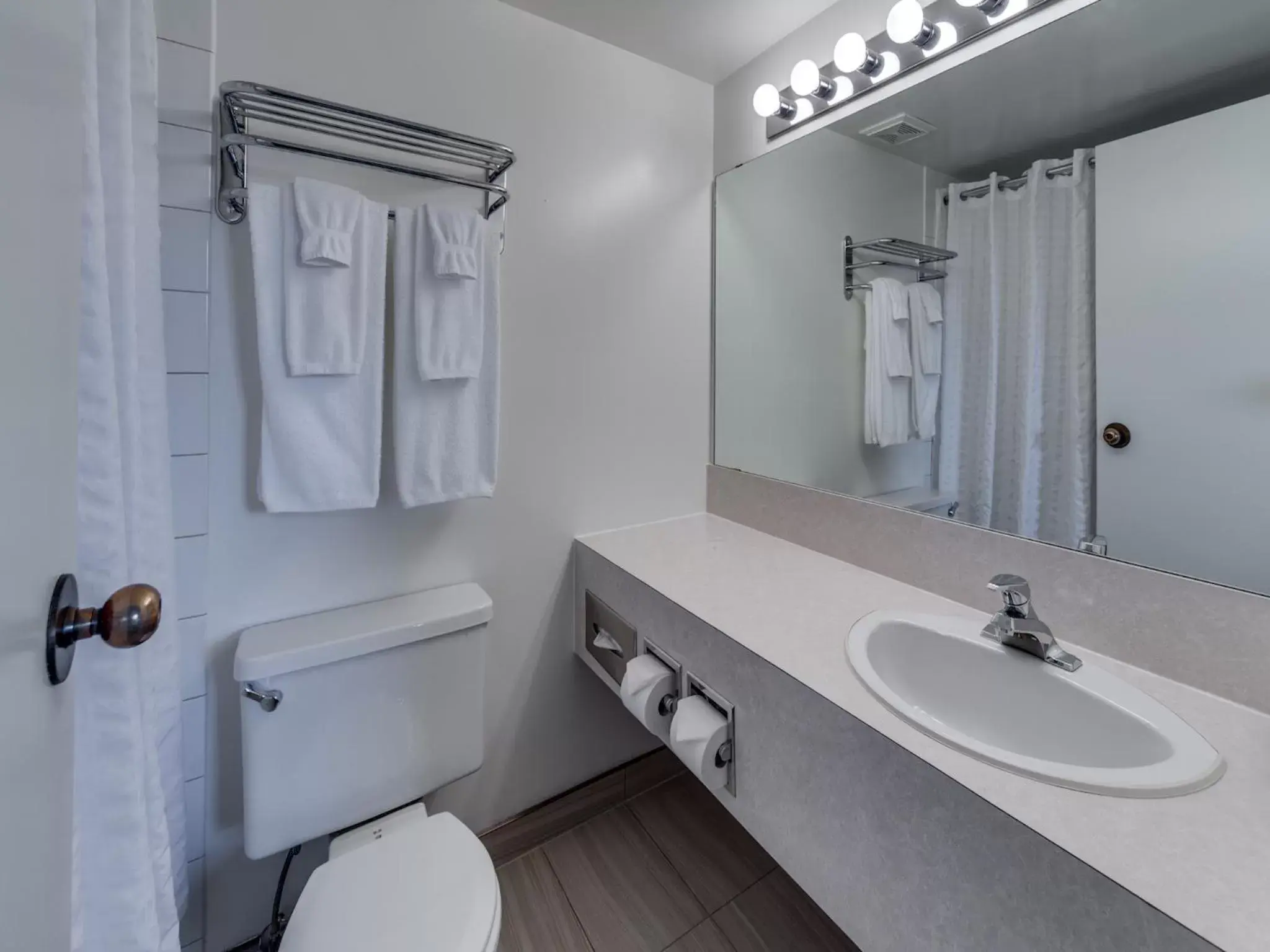 Shower, Bathroom in Heritage Inn Hotel & Convention Centre - Pincher Creek