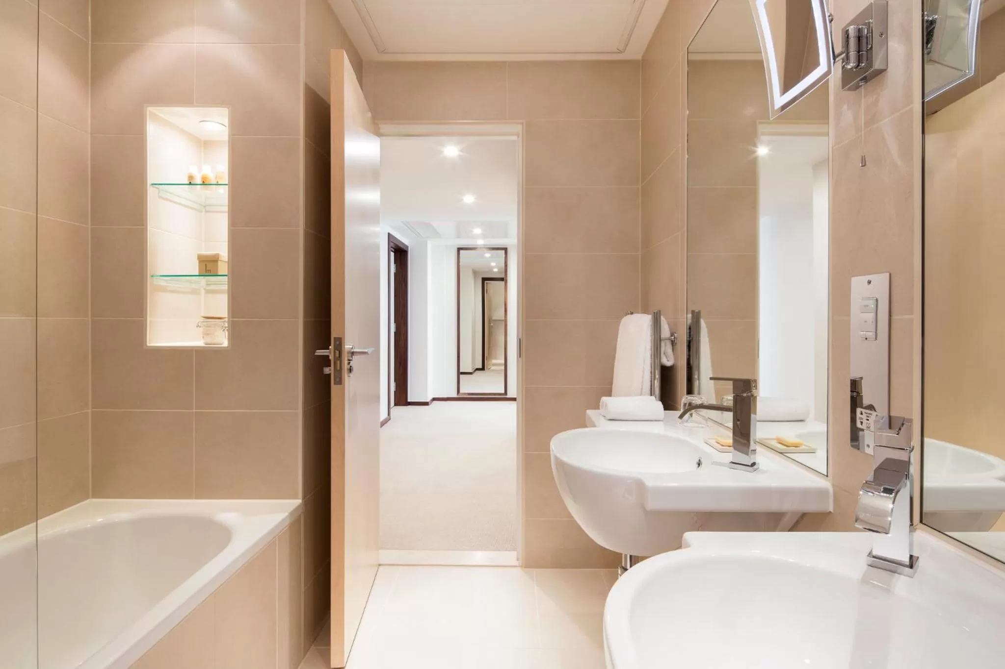 Photo of the whole room in COMO Metropolitan London