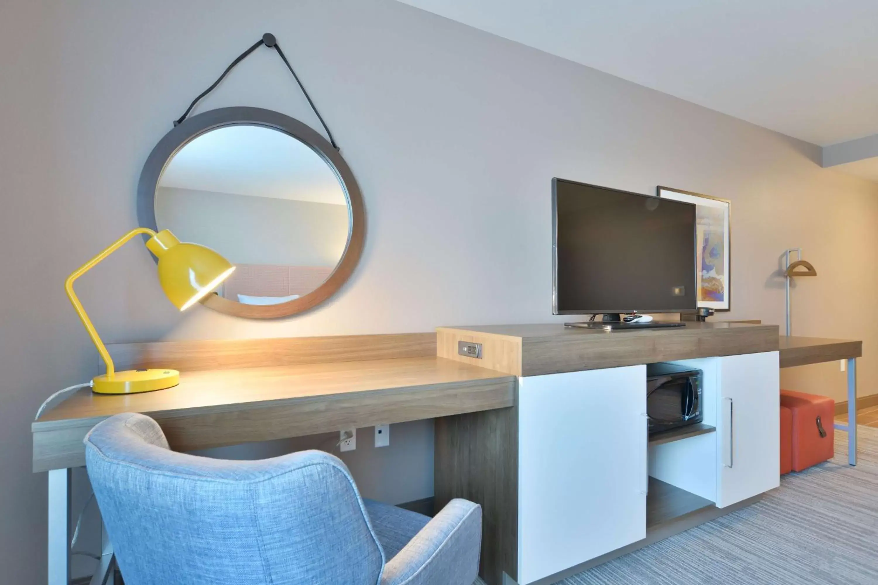 Bedroom, TV/Entertainment Center in Hampton Inn & Suites Menomonie-UW Stout
