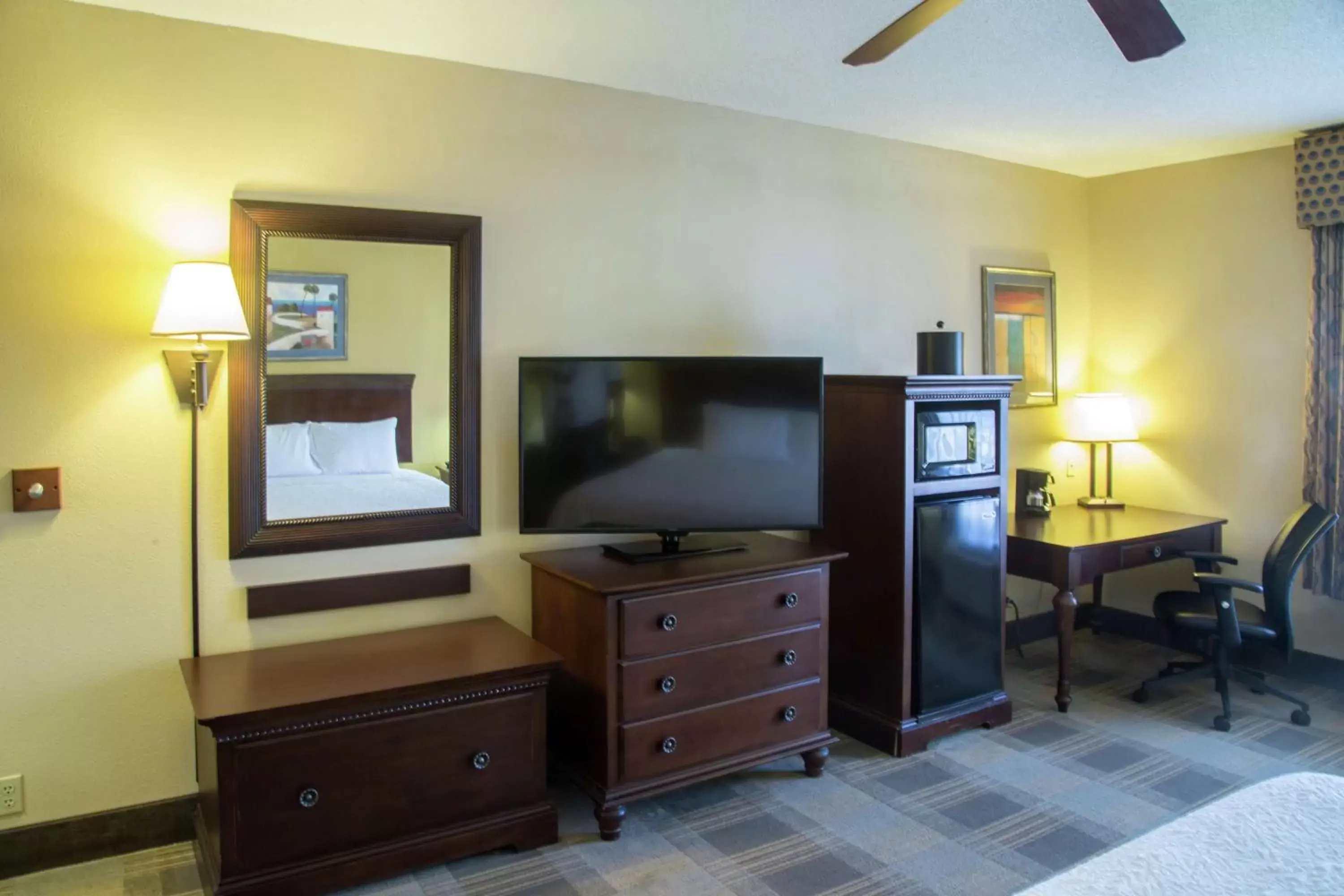 Bedroom, TV/Entertainment Center in Hampton Inn Oxford-West