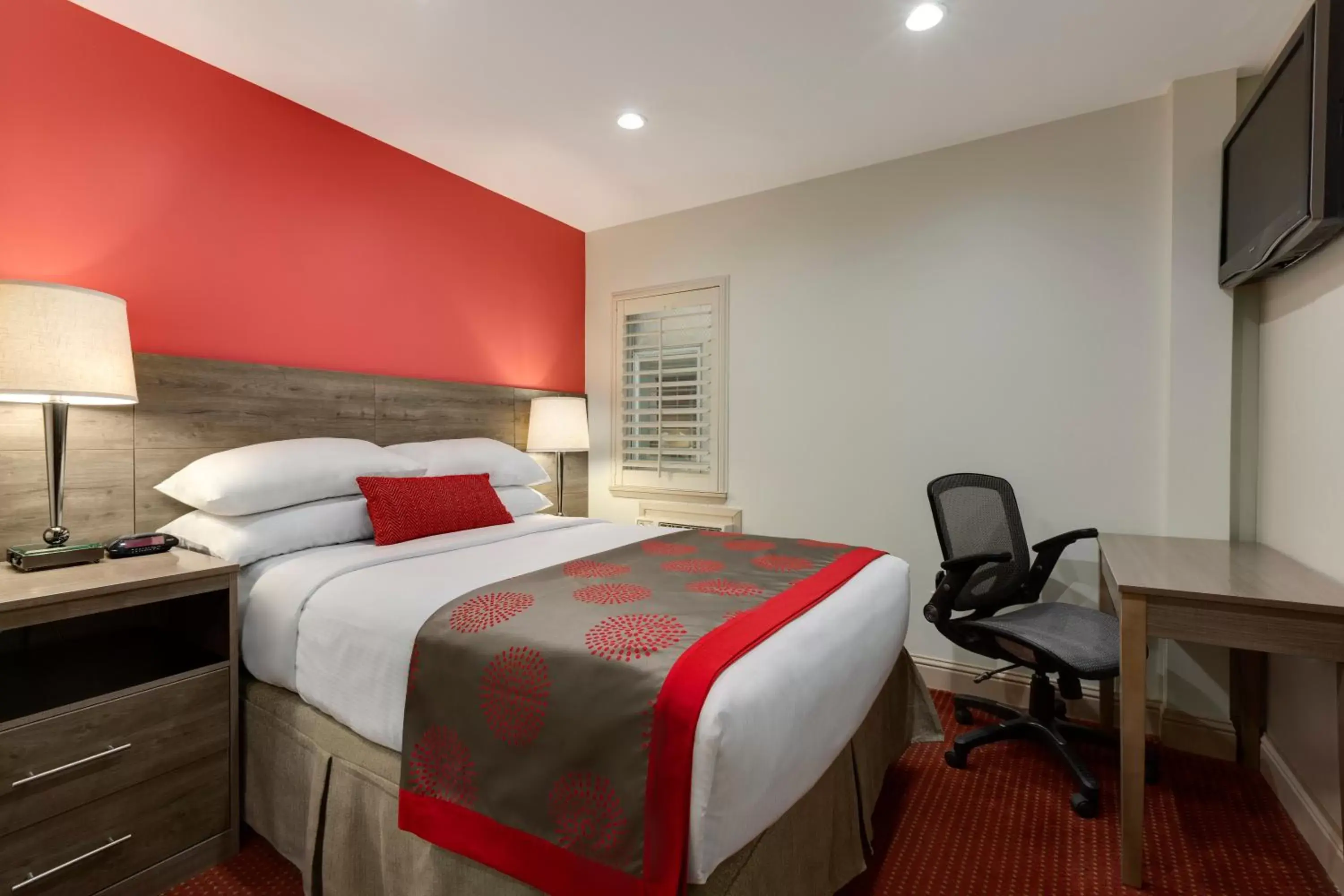 Bed in Ramada by Wyndham Oakland Downtown City Center