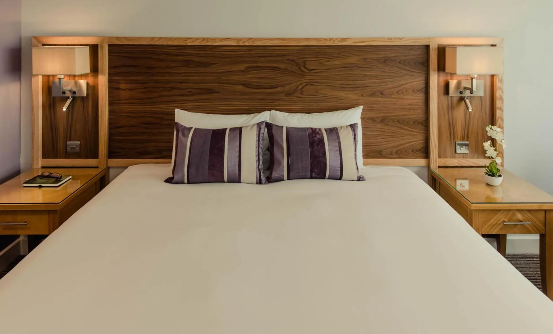 Bed in Aspect Hotel Park West