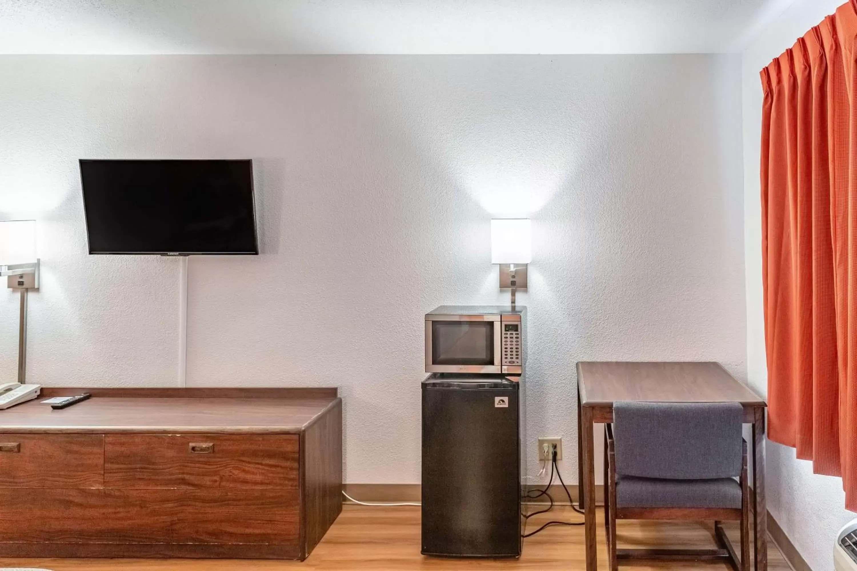 TV and multimedia, TV/Entertainment Center in Motel 6-Fond Du Lac, WI