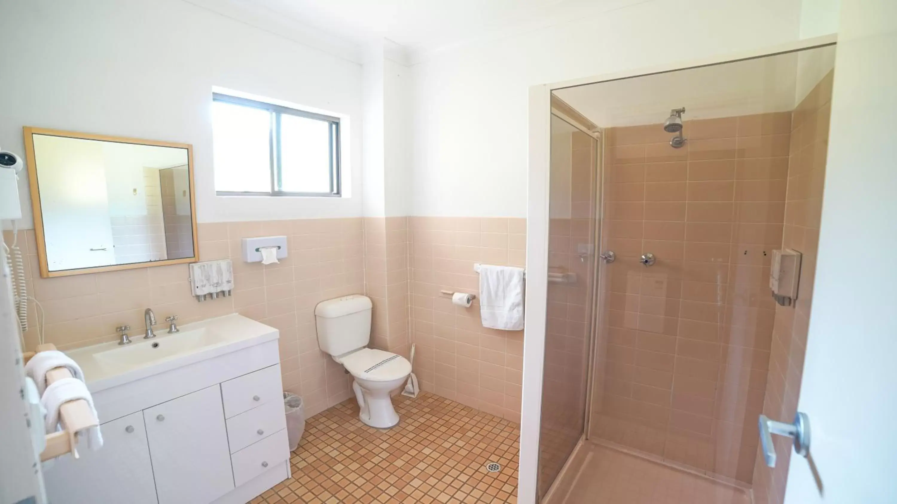Shower, Bathroom in Country 2 Coast Motor Inn Coffs Harbour