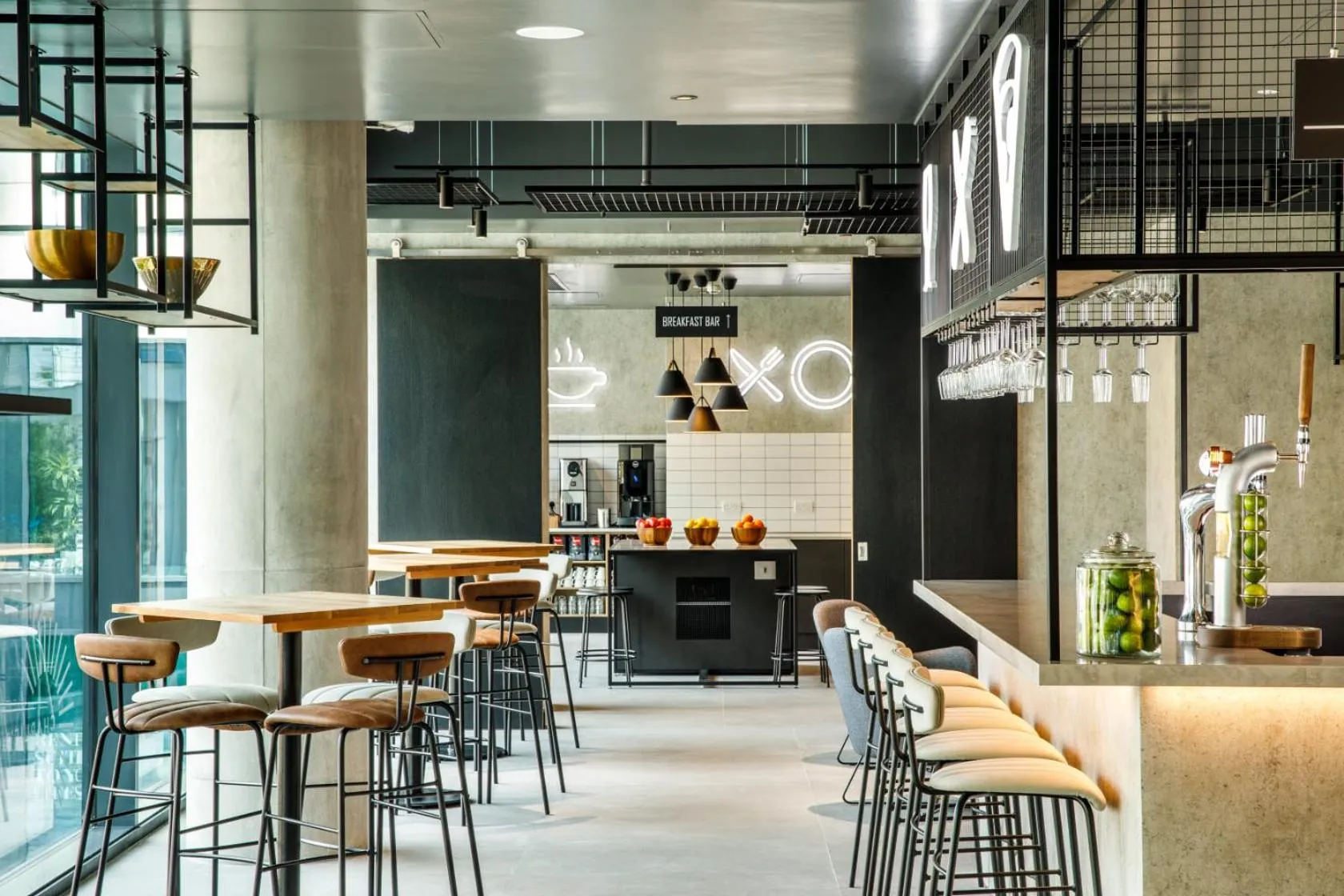 Restaurant/places to eat in Aparthotel Adagio London Sutton Point