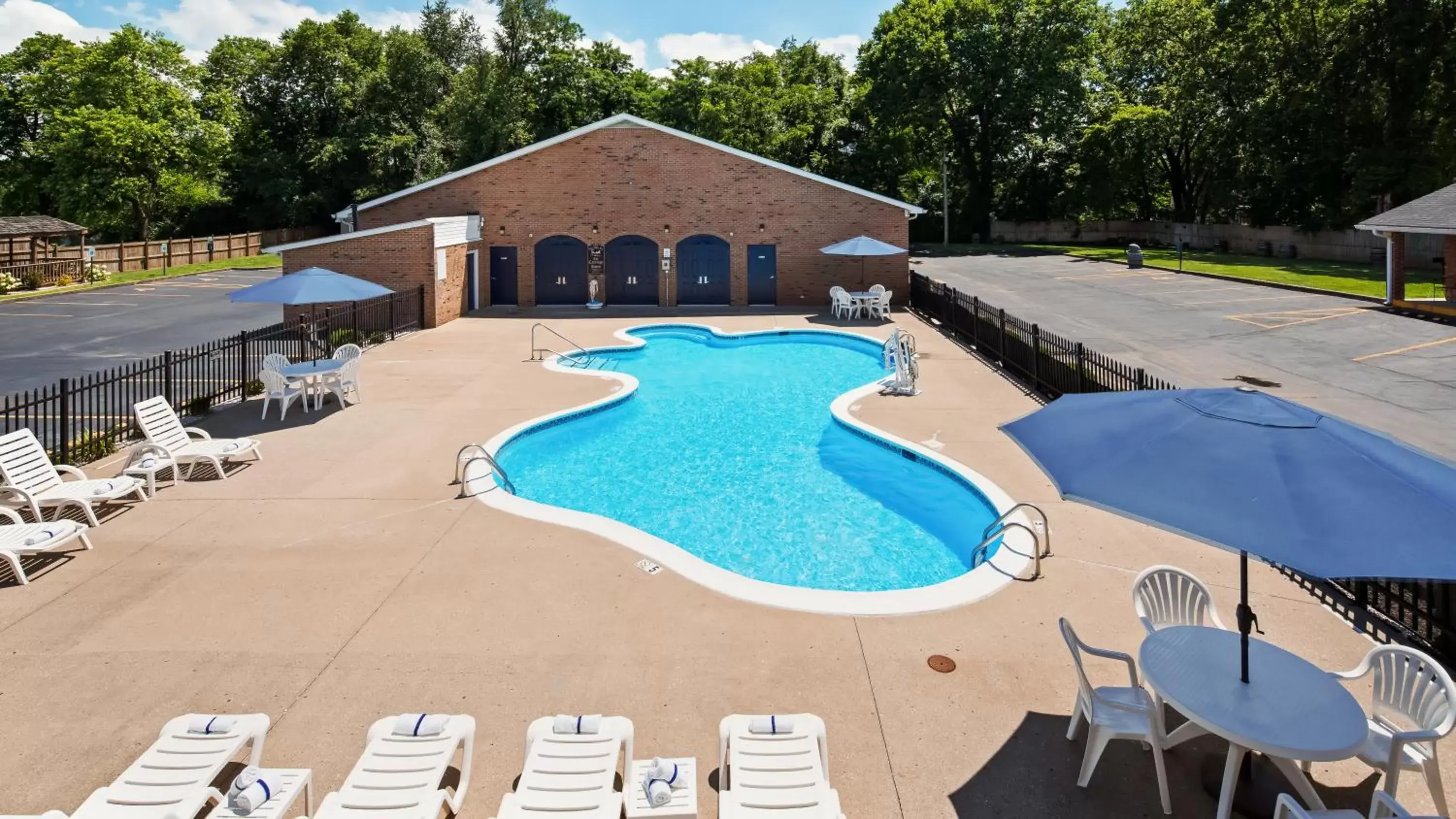 Swimming pool, Pool View in SureStay Hotel by Best Western Bardstown General Nelson