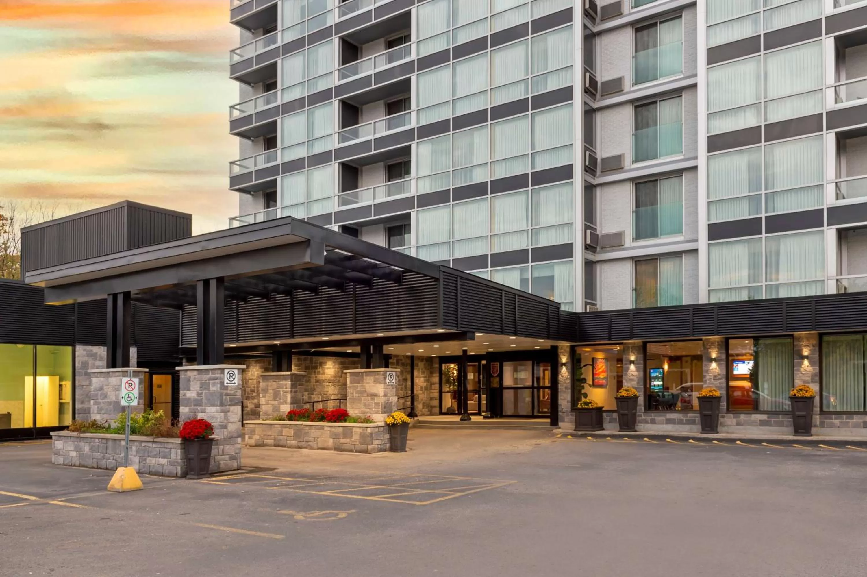 Property building in Best Western Plus Gatineau-Ottawa Downtown