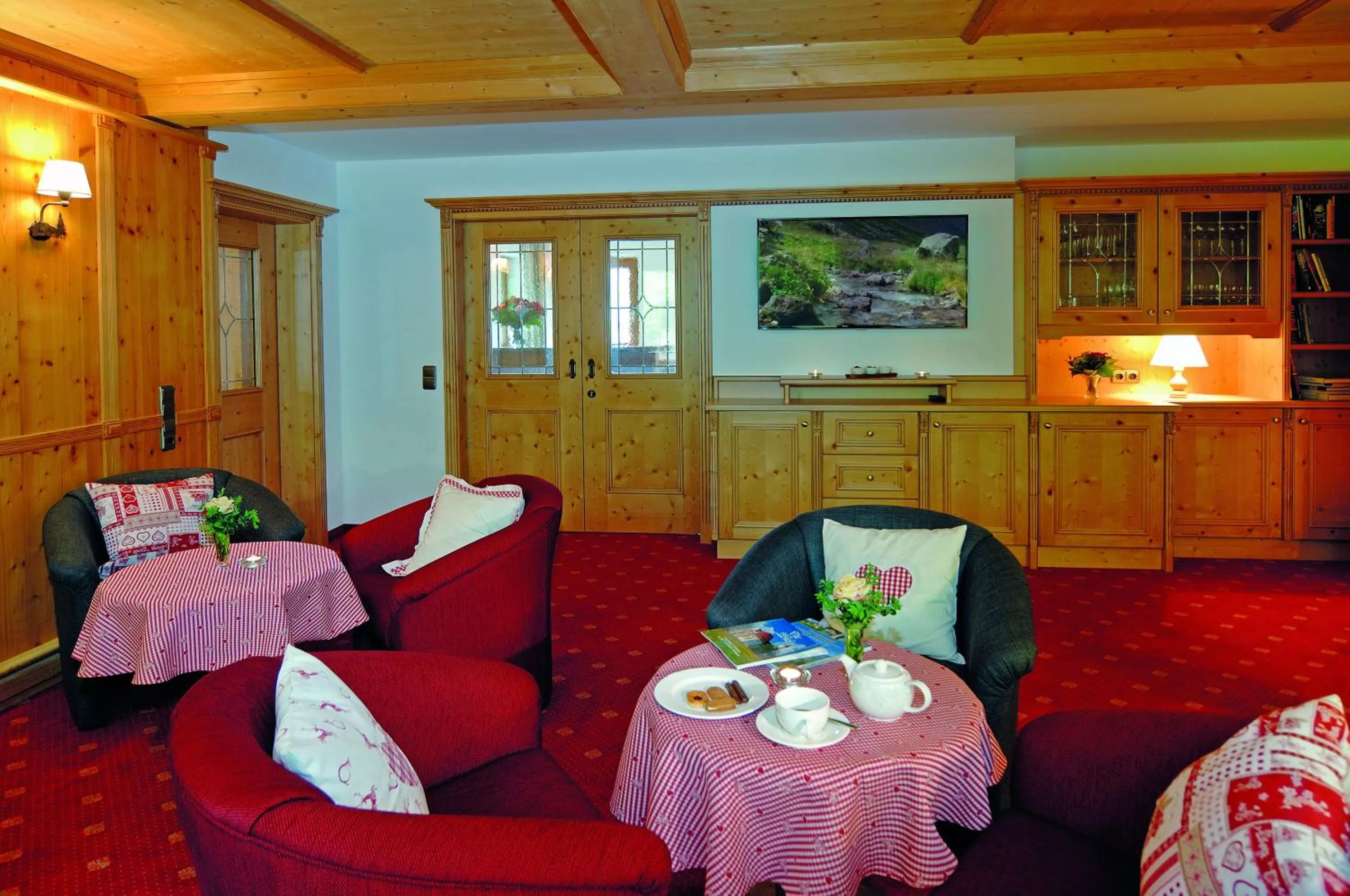 Communal lounge/ TV room in Hotel Alpenhof - ruhige Wohlfühloase zwischen München, dem Fünf-Seenland und den Bergen, in S-Bahnnähe