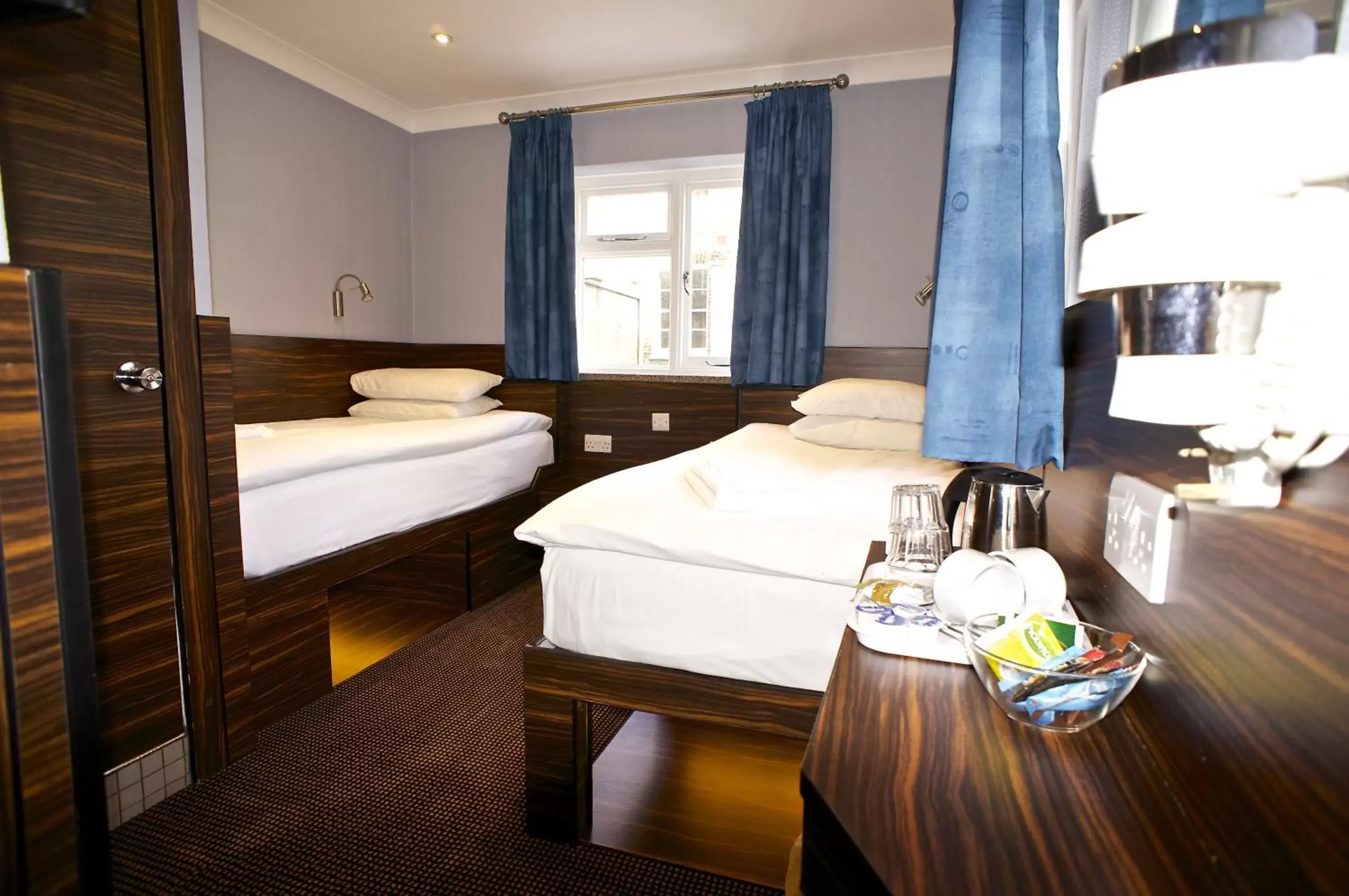 Photo of the whole room, Bed in Crestfield Hotel