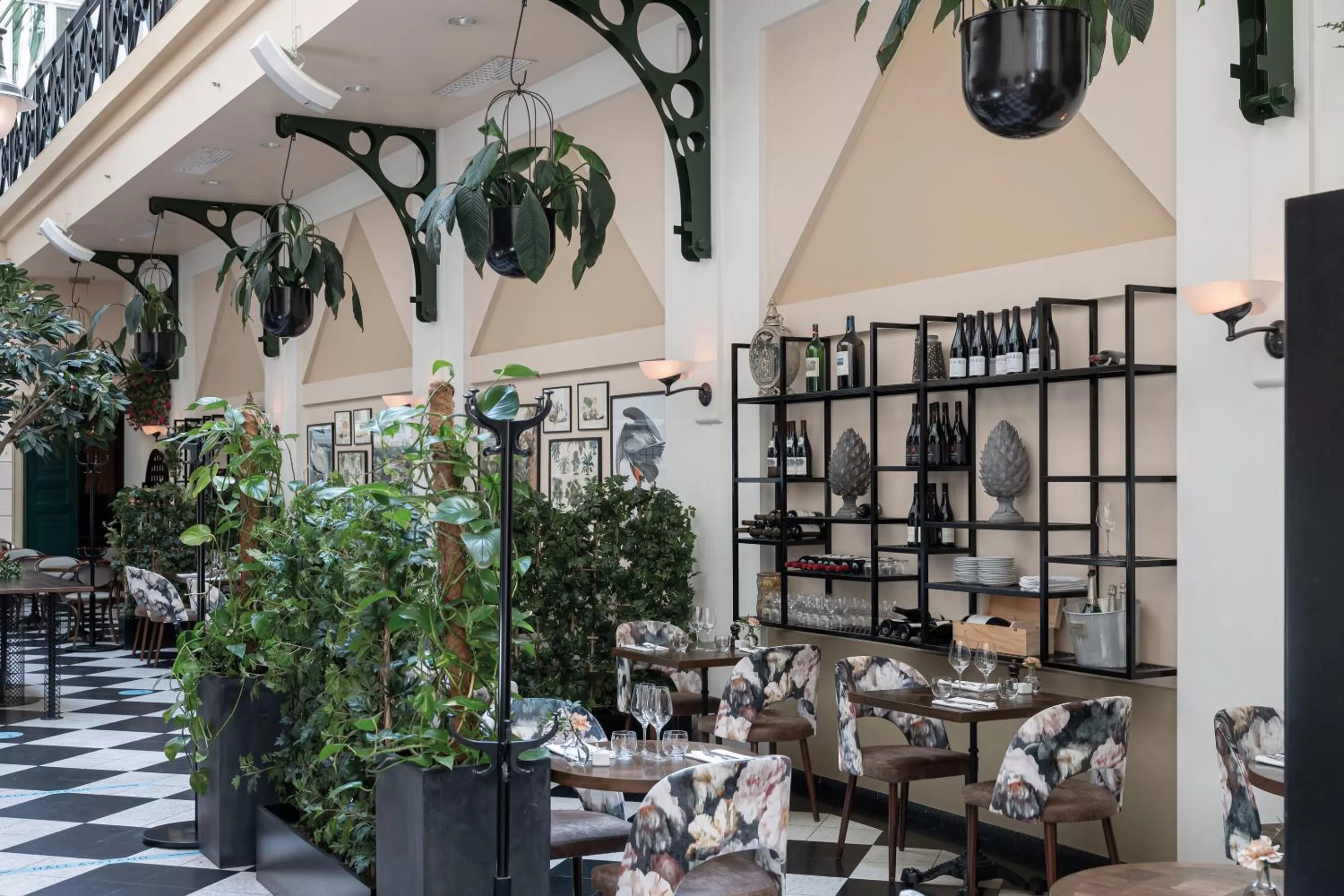 Restaurant/places to eat in Elite Plaza Hotel