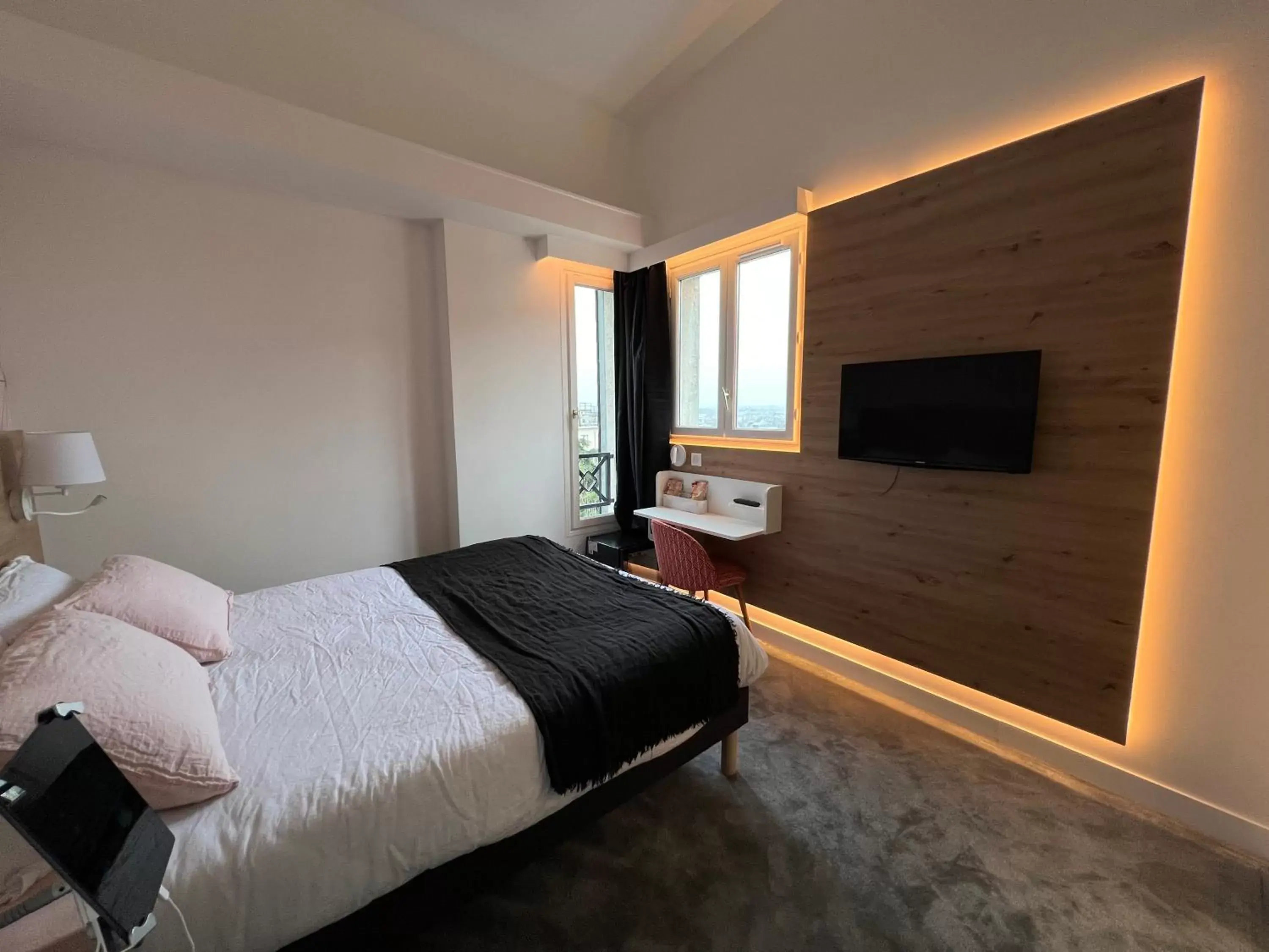 TV and multimedia, Bed in Paris Saint Cloud Hôtel
