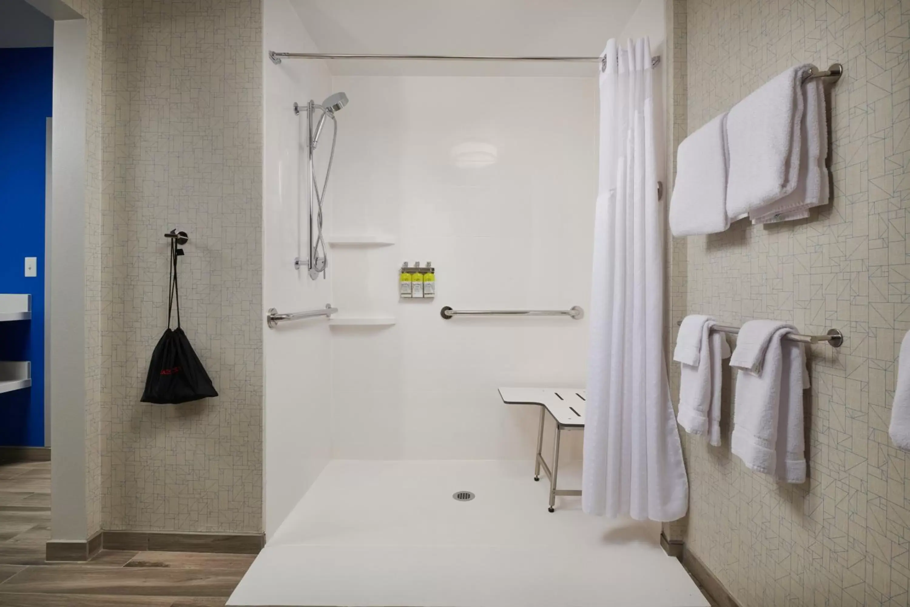 Photo of the whole room, Bathroom in Holiday Inn Express - Lockport, an IHG Hotel