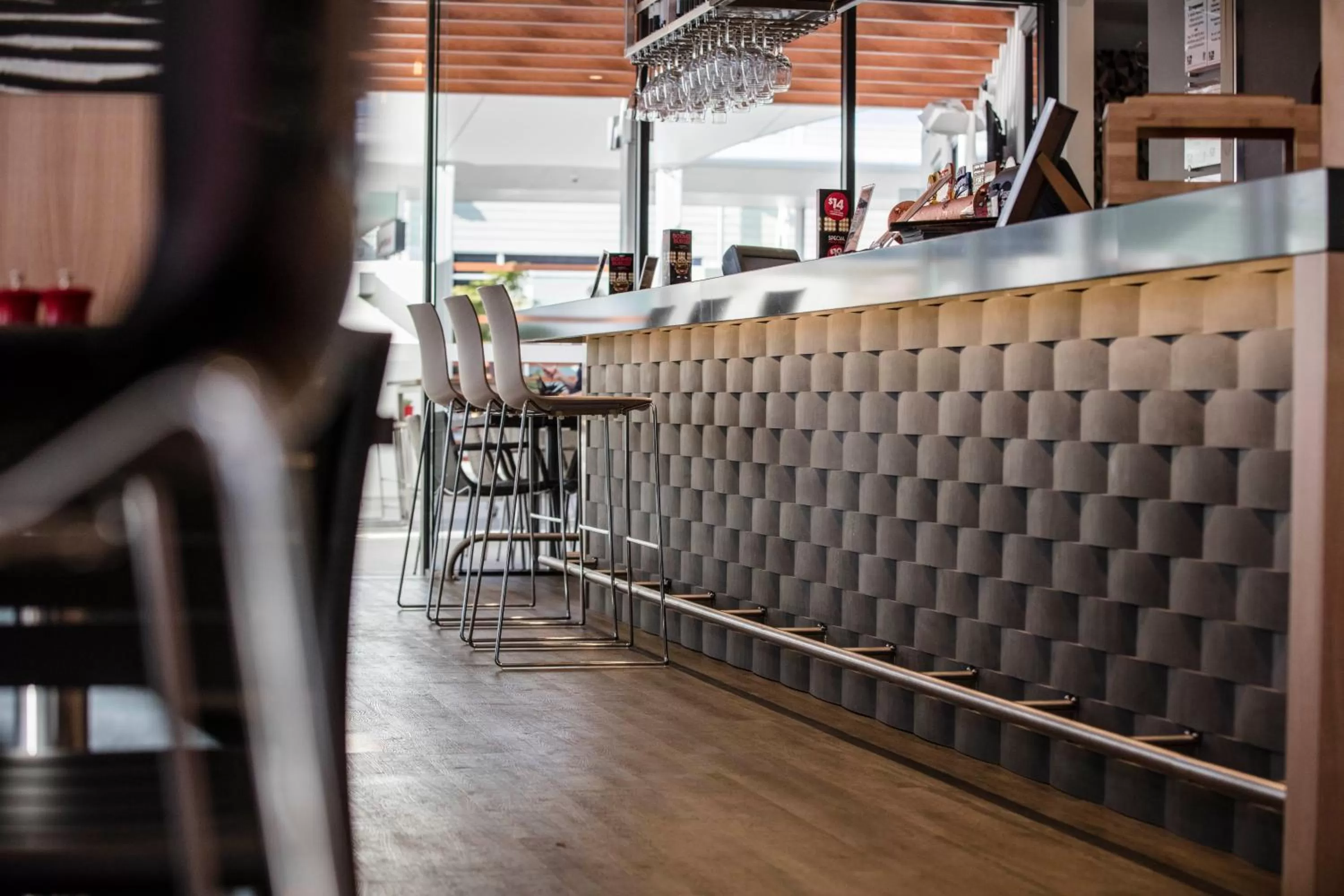 Lounge or bar in Ibis Mackay