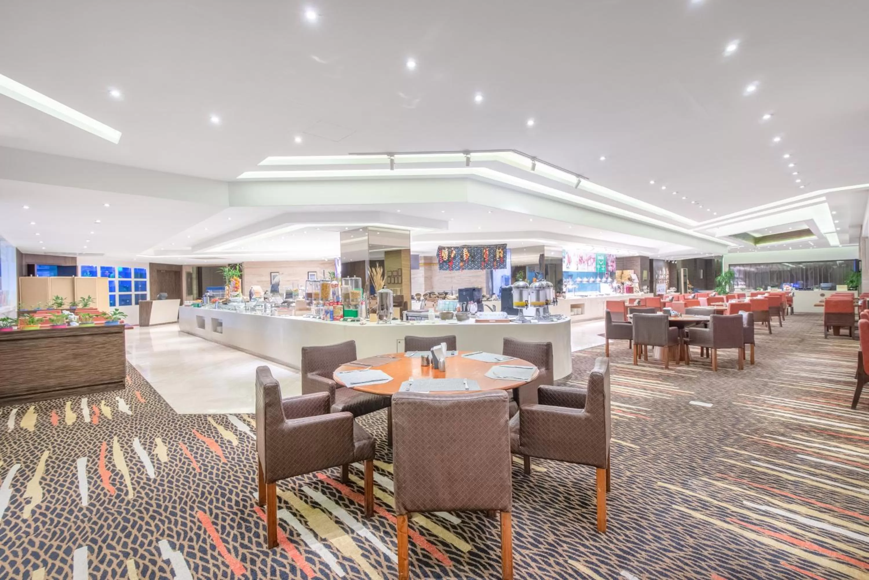 Restaurant/places to eat in Holiday Inn Shanghai Songjiang by IHG - Miaoqian Street