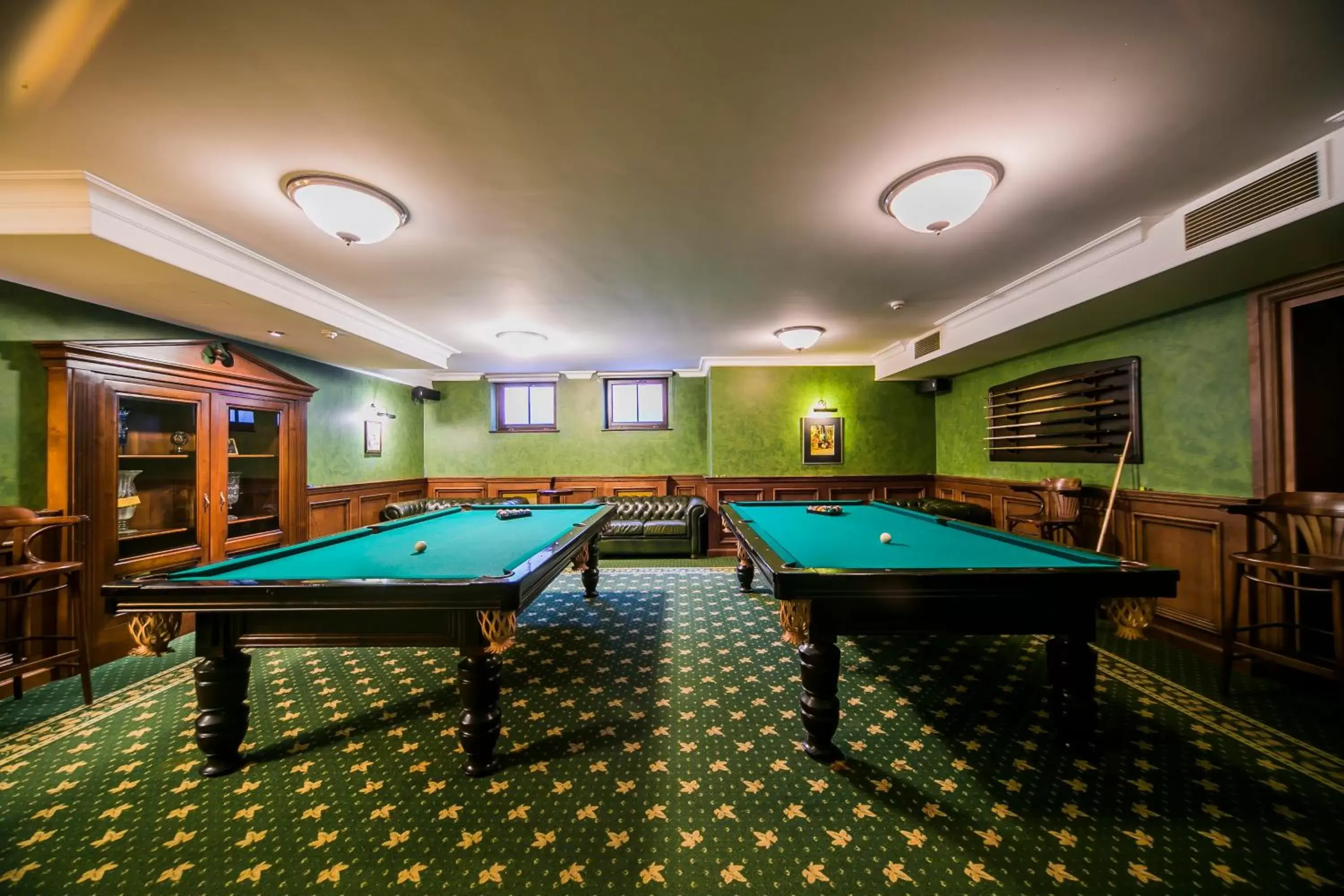 Billiard, Billiards in Hotel Opera