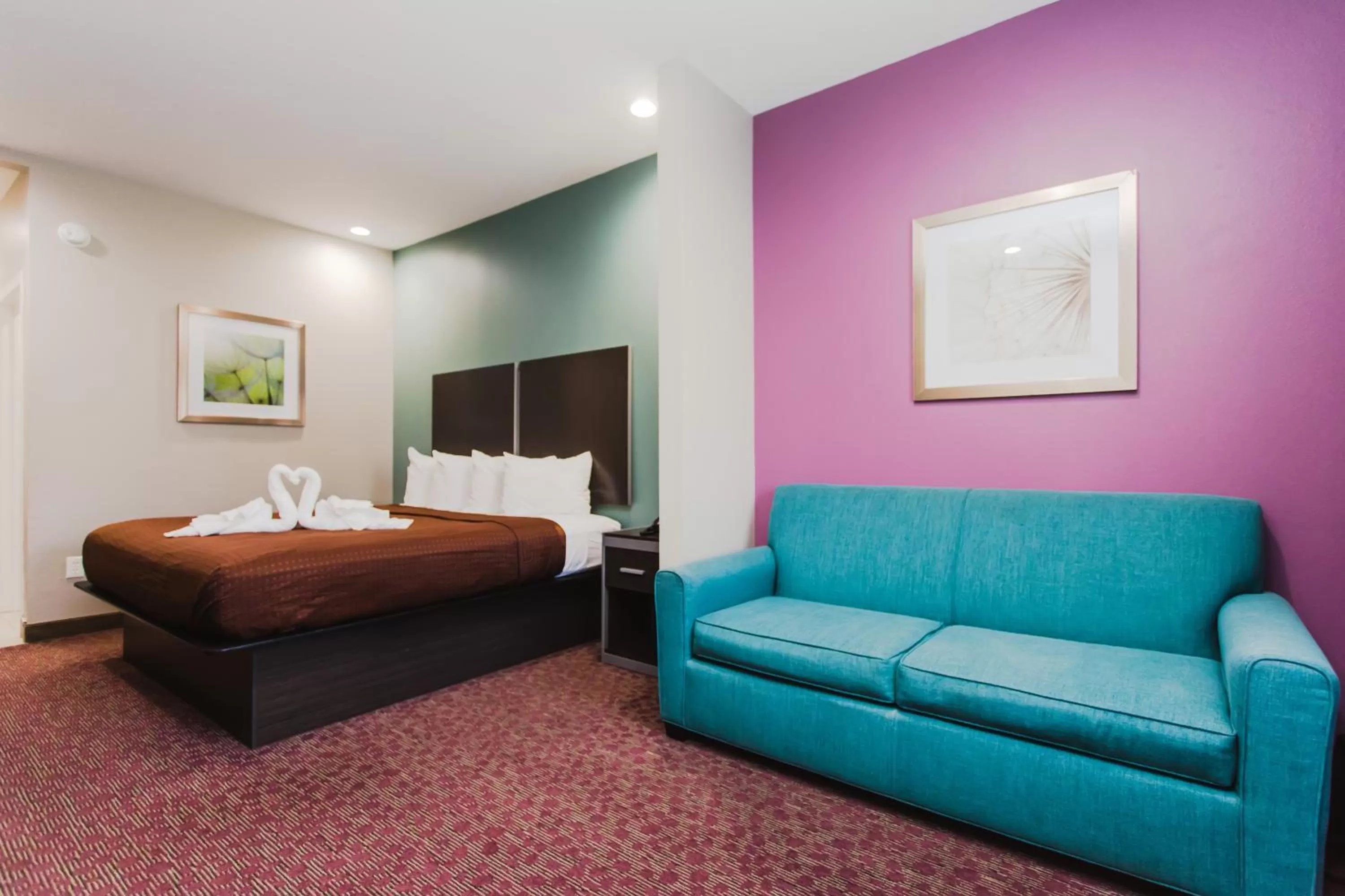 Bedroom, Bed in Express Inn - Spring