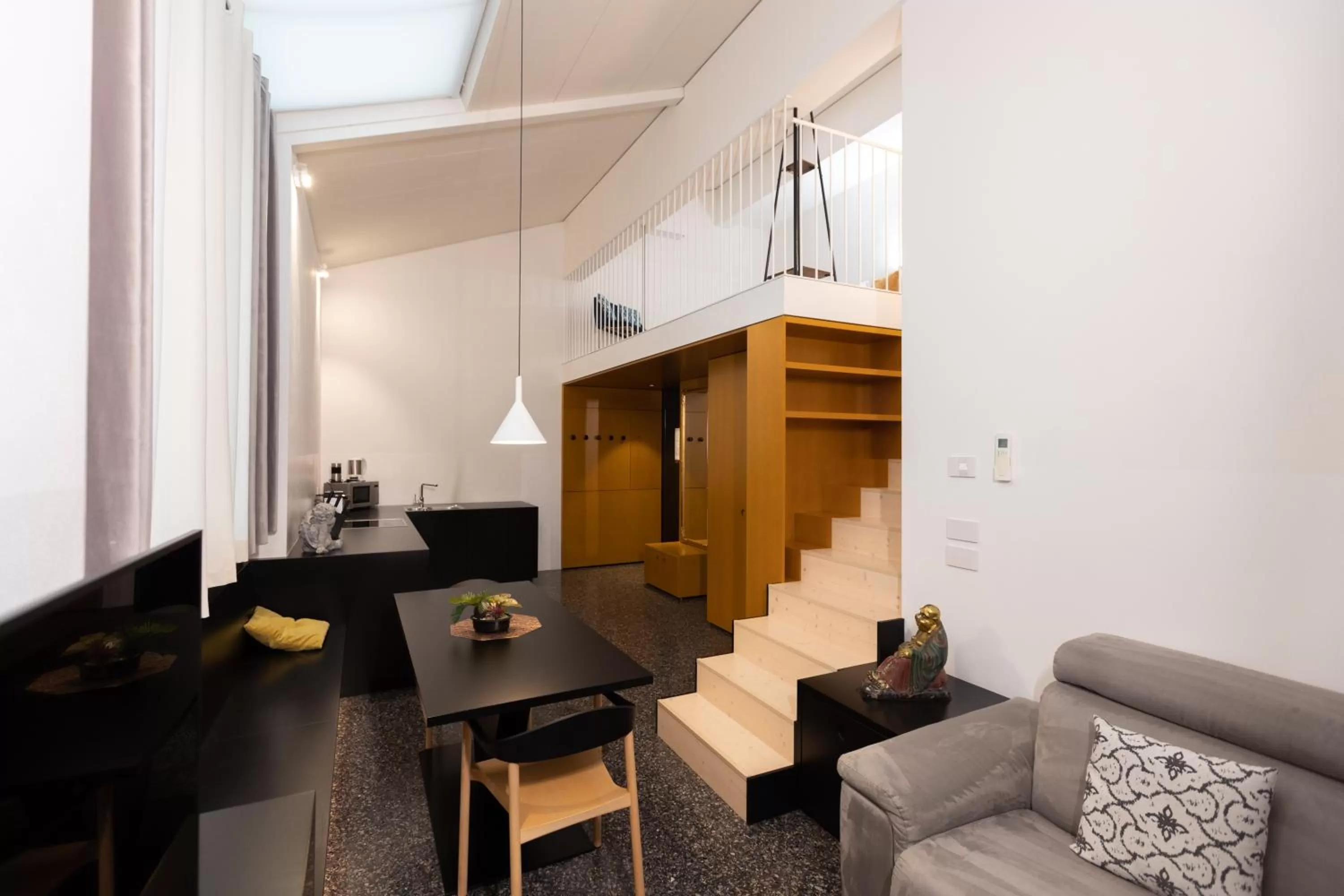 Seating area in Pepper Suite