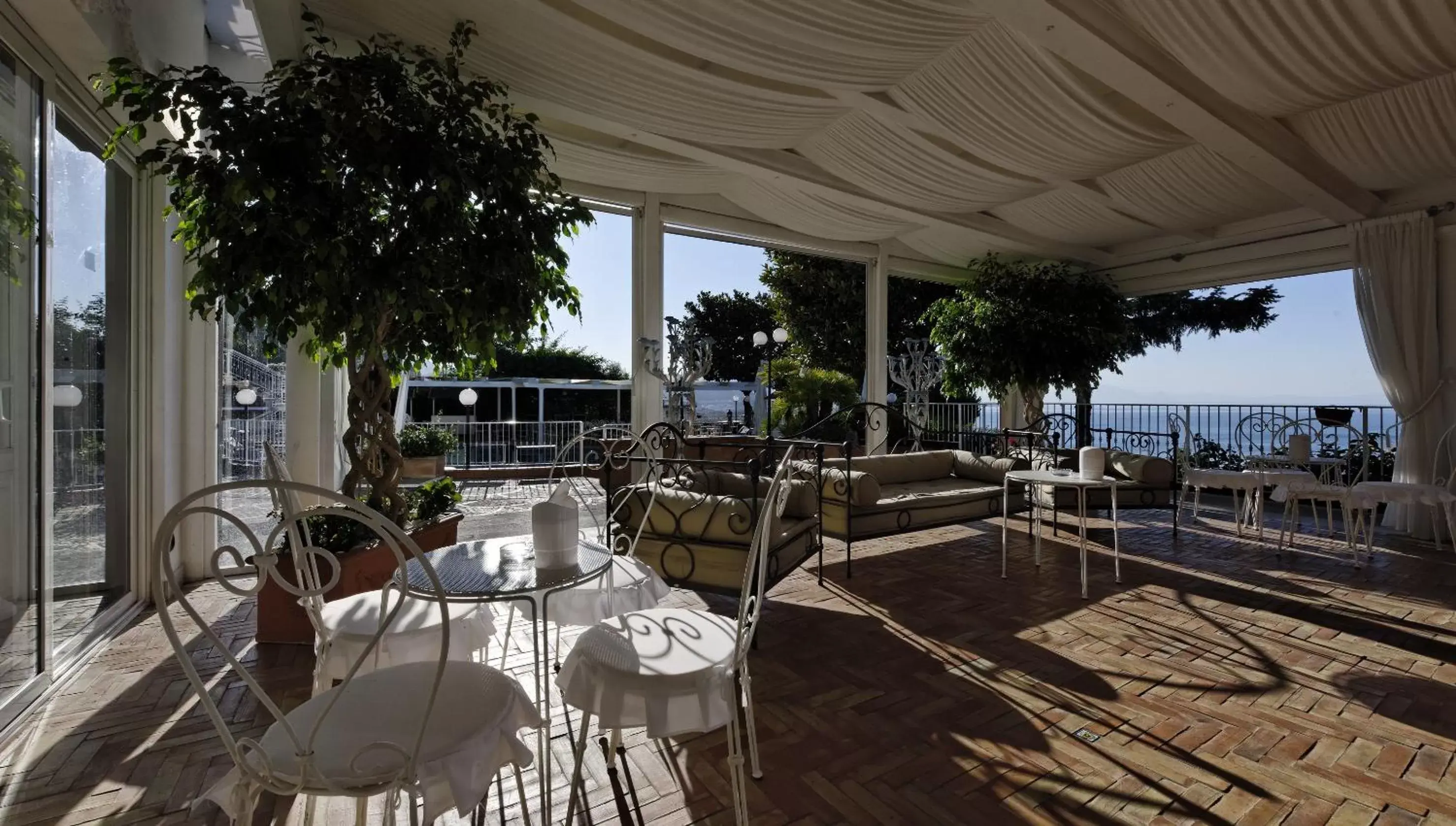 Patio, Restaurant/Places to Eat in Hotel Villa Poseidon & Events