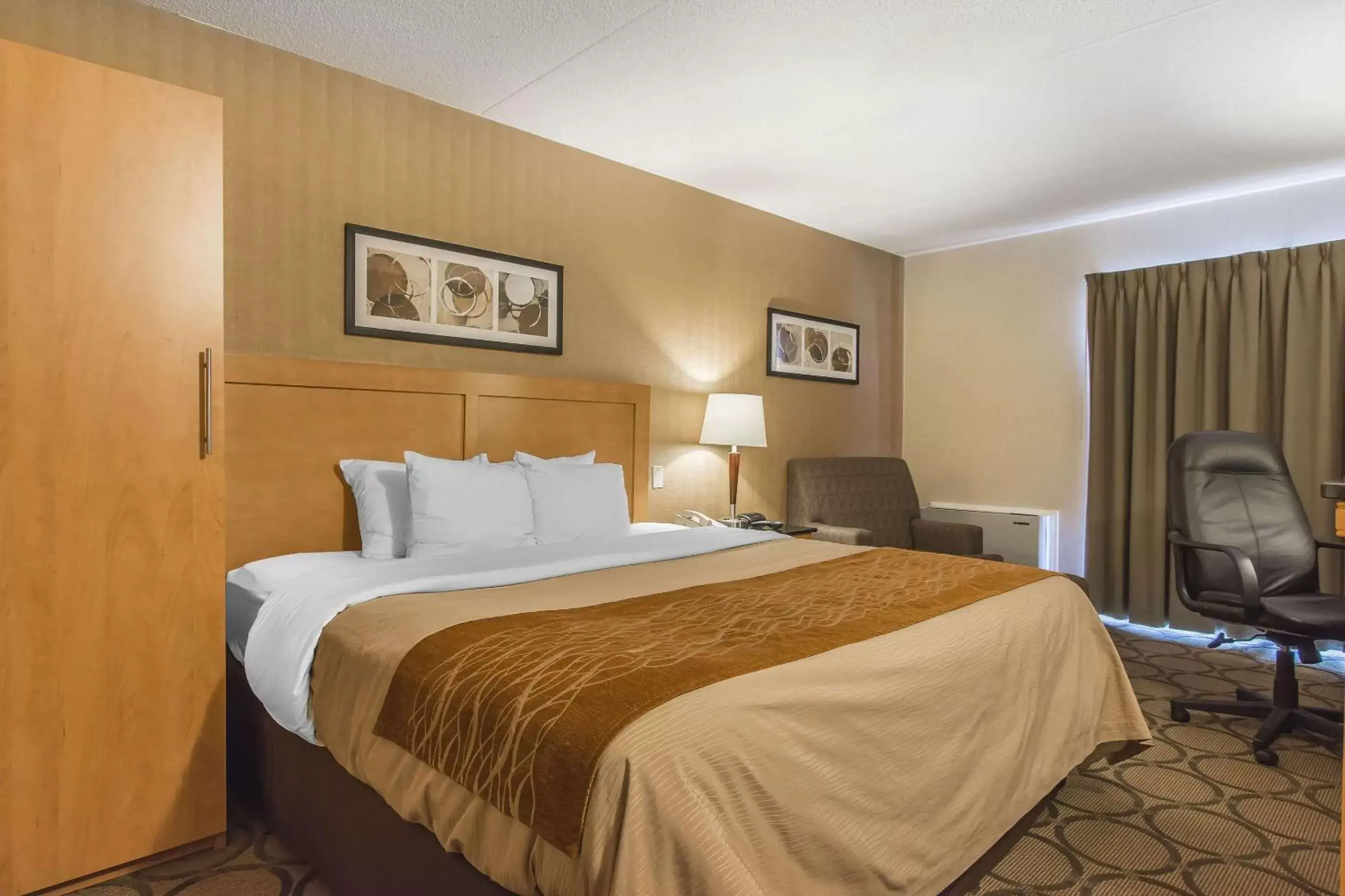 Standard King Room - Non-Smoking  in Comfort Inn Kapuskasing