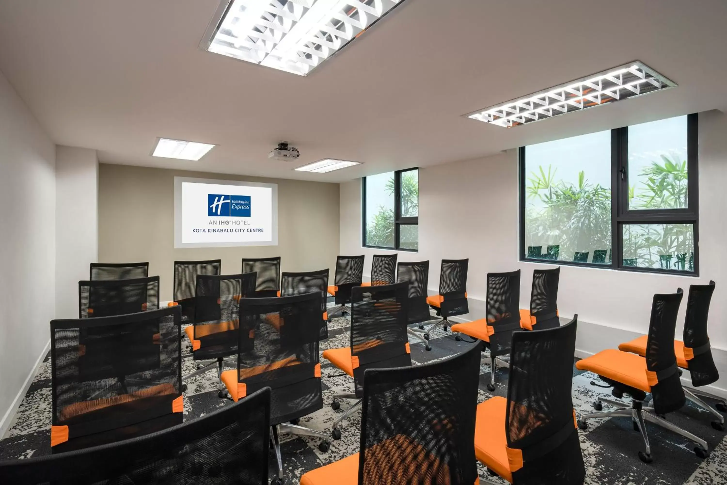 Meeting/conference room, Restaurant/Places to Eat in Holiday Inn Express Kota Kinabalu City Centre, an IHG Hotel