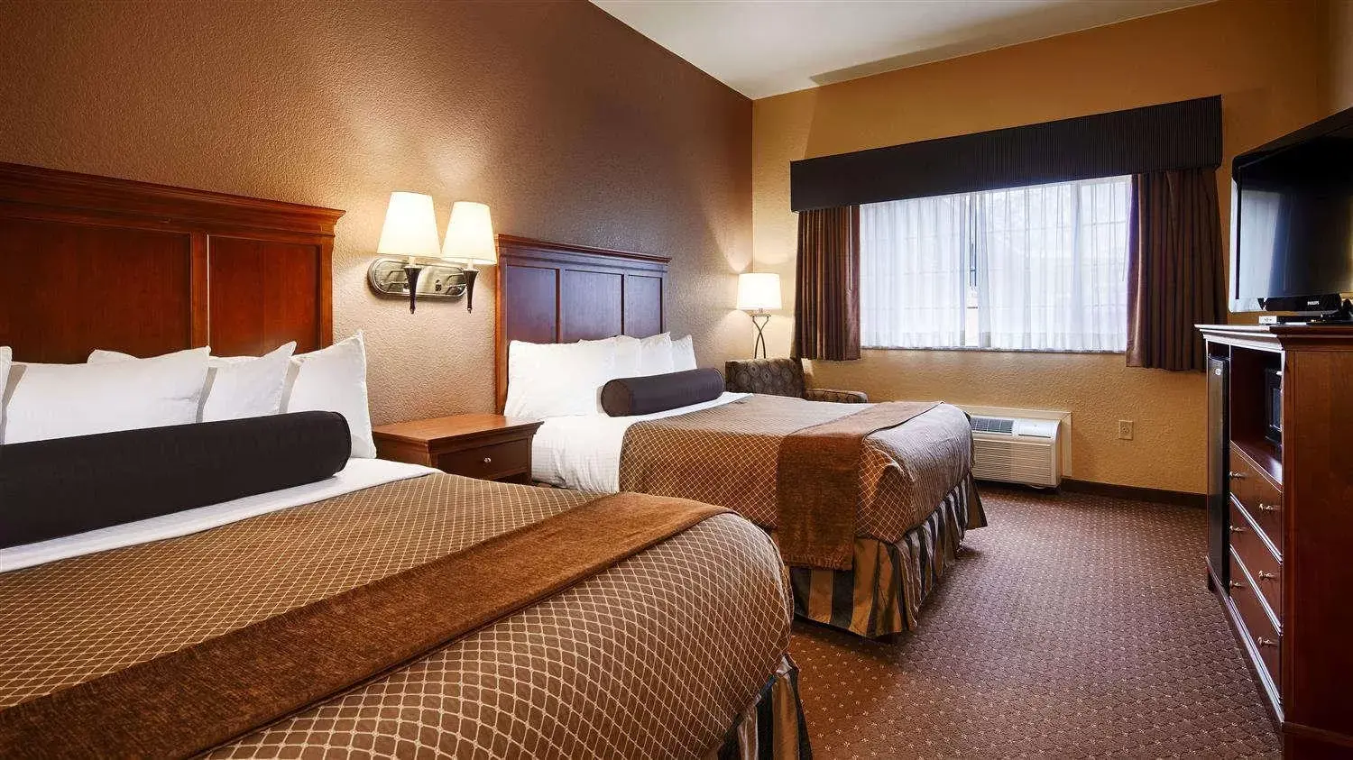 Bed, Room Photo in Best Western Plus Shamrock Inn & Suites