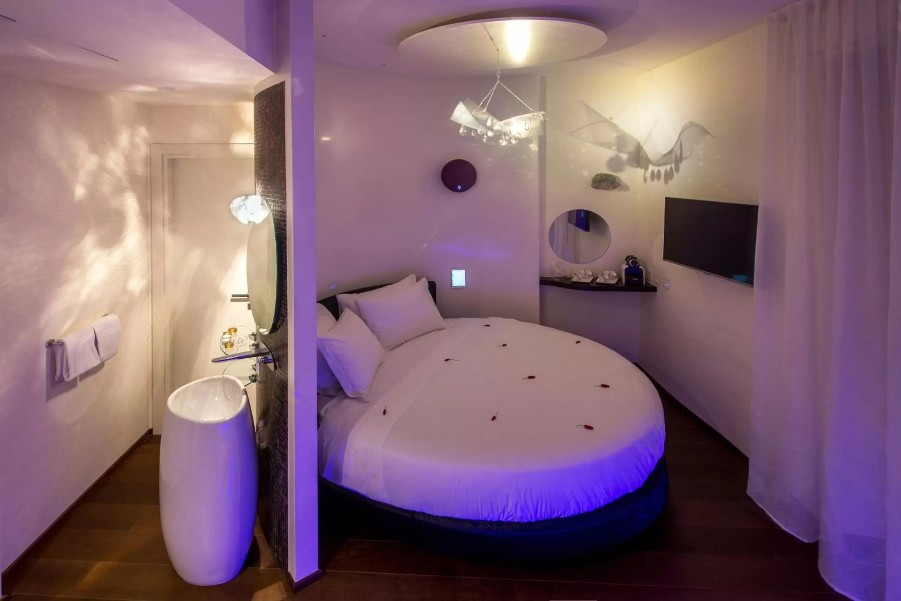 Photo of the whole room, Bed in SuiteSistina for Brave Lovers