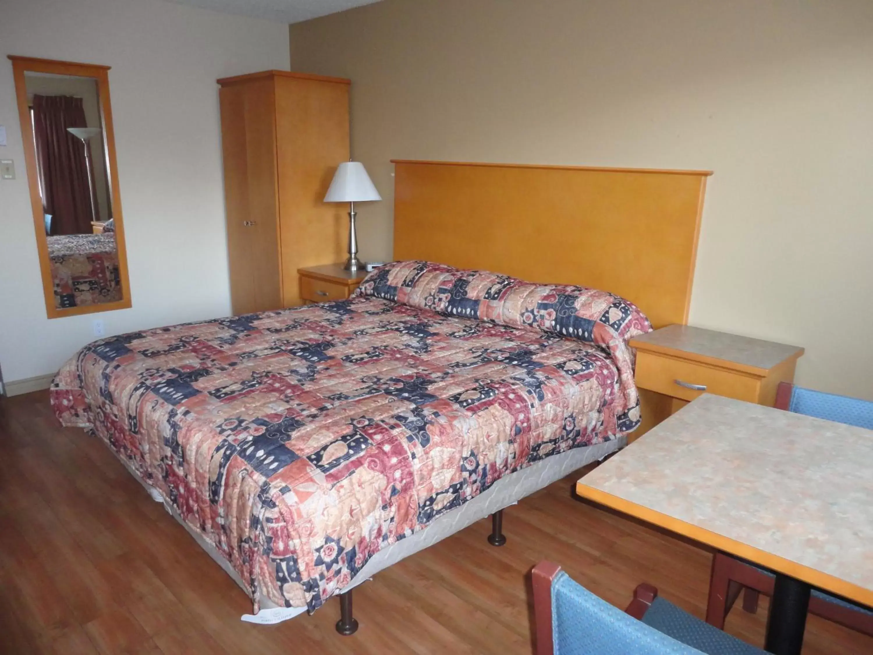 Deluxe King Room in Canadas Best Value Inn & Suites-Vernon