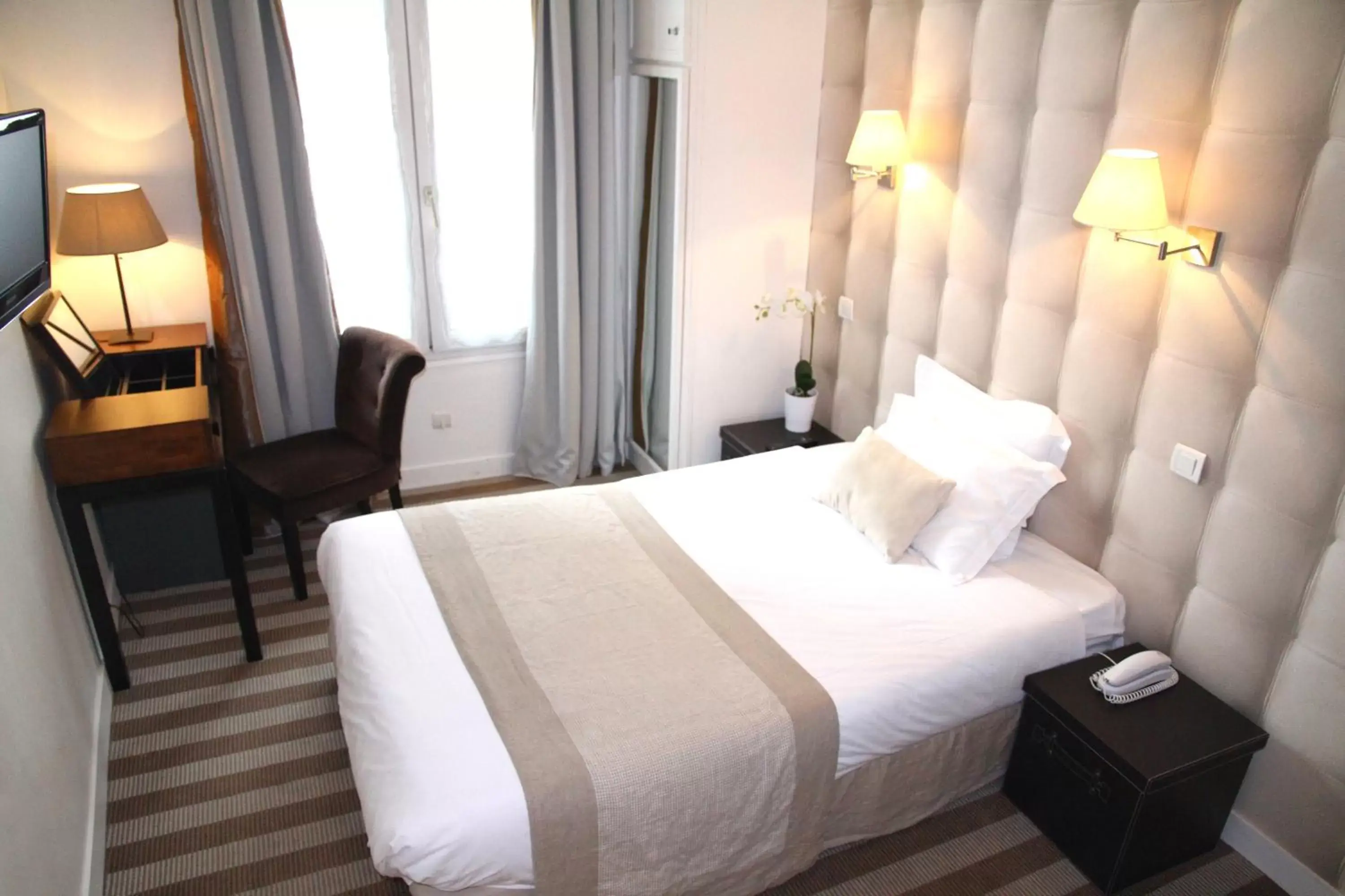 Photo of the whole room, Bed in Atelier Montparnasse Hotel