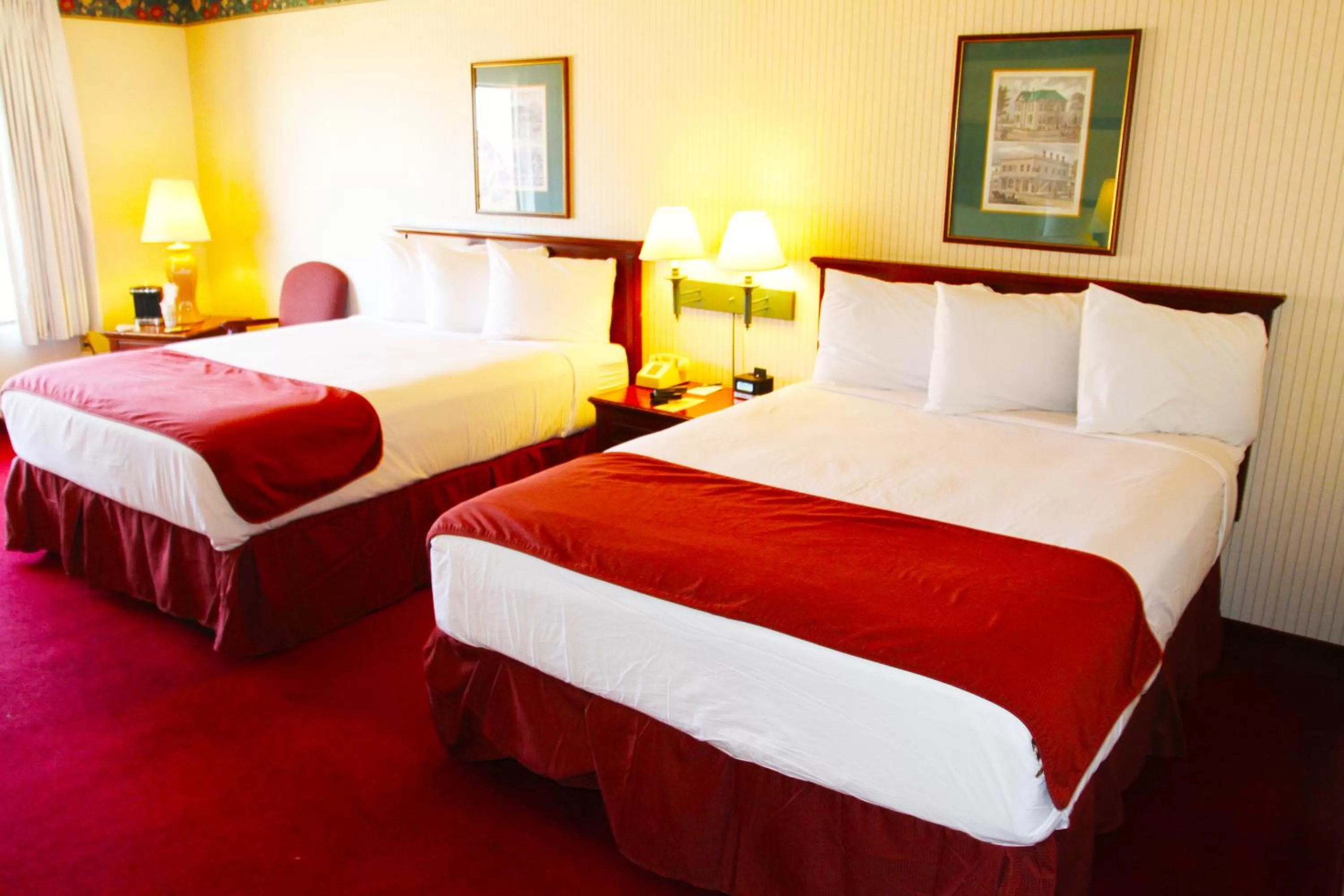 Photo of the whole room, Bed in Hoover Dam Lodge